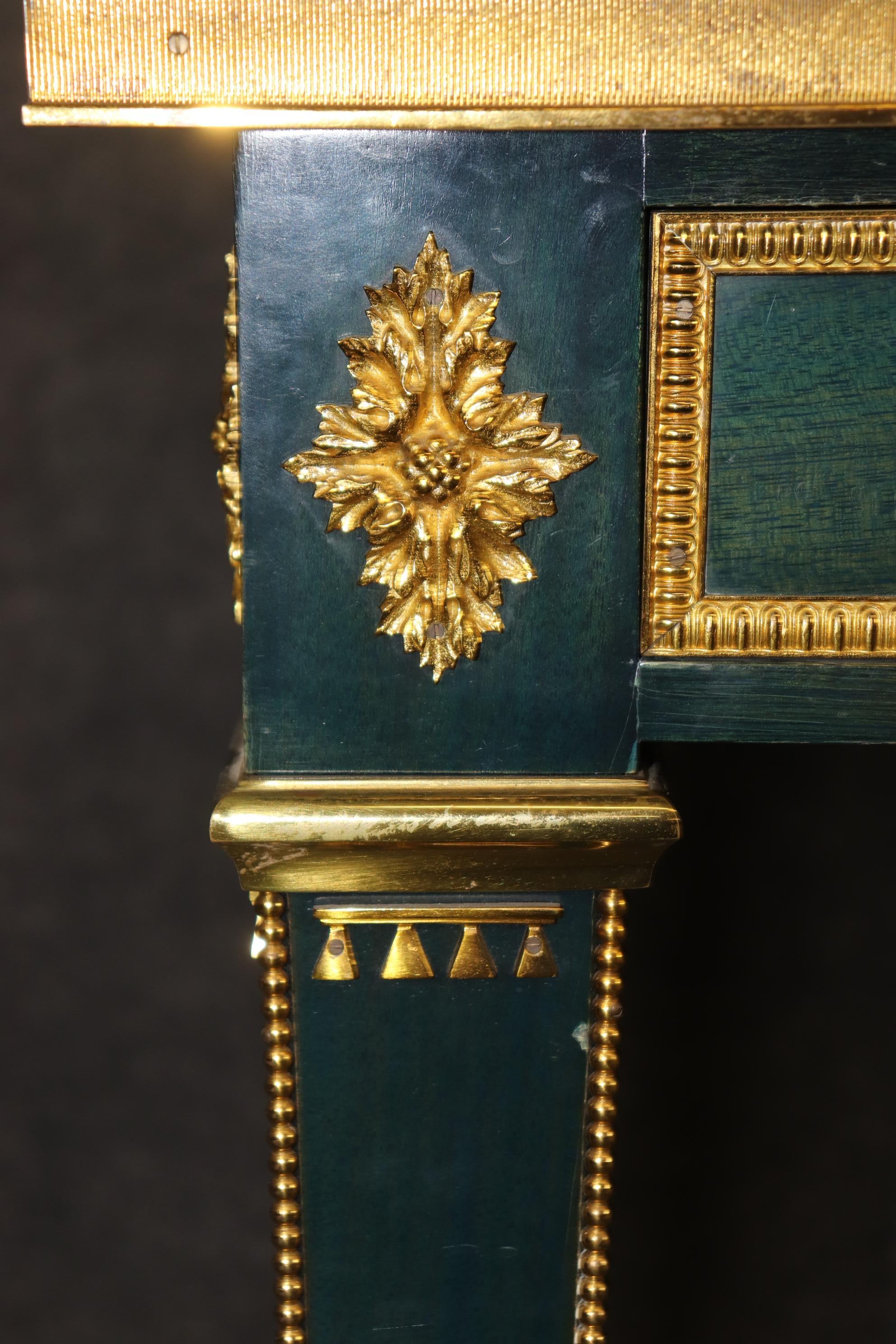 Il s'agit d'un bureau extraordinaire de Maurice Hirch, un célèbre designer français, réalisé pour la Maison Jansen de Paris. Le bureau est en acajou massif, teinté d'une magnifique couleur bleu-vert. Le dessus est en cuir gaufré et doré avec un