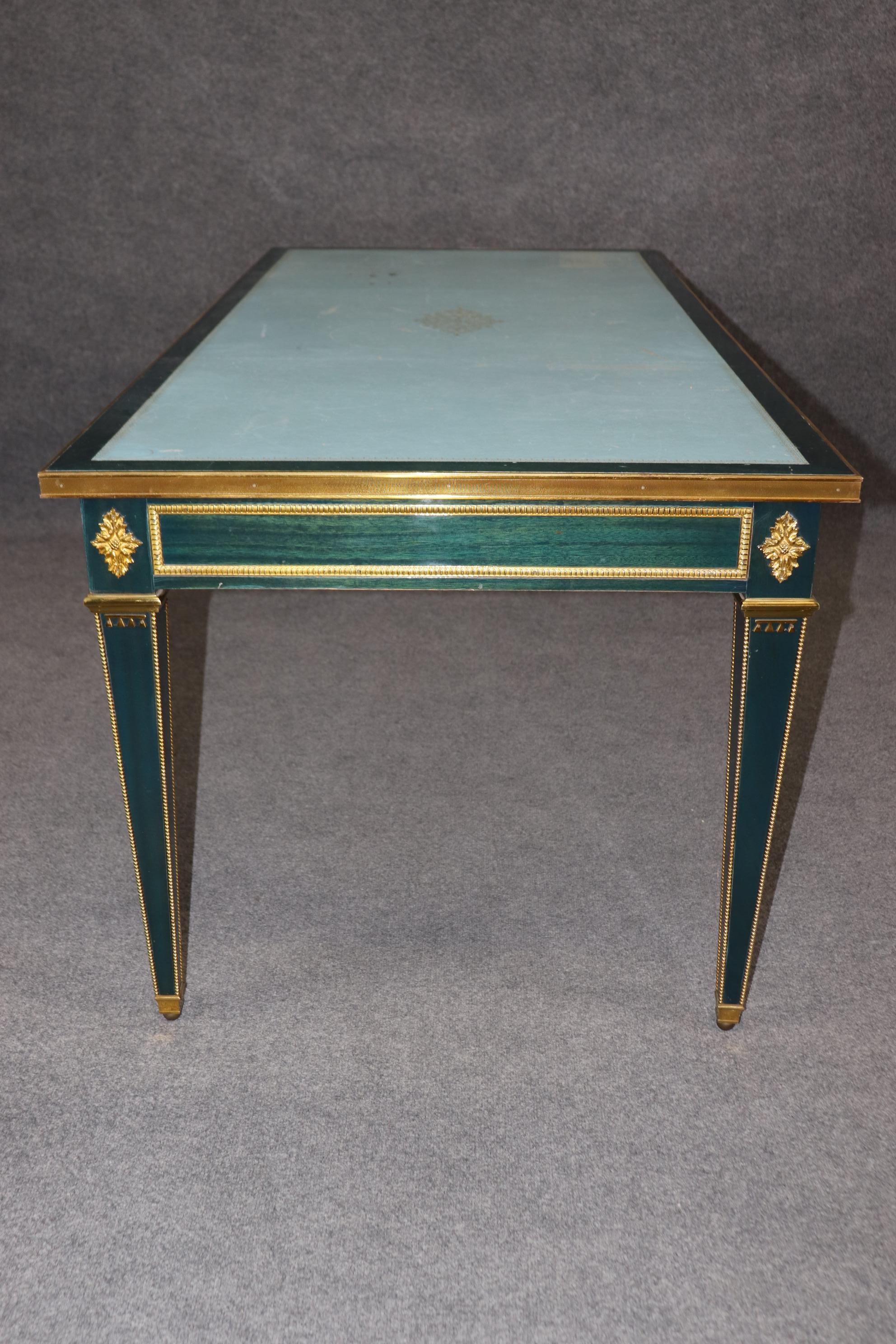 Bureau Plat de la Maison Jansen en cuir bleu-vert monté sur bronze Bon état à Swedesboro, NJ