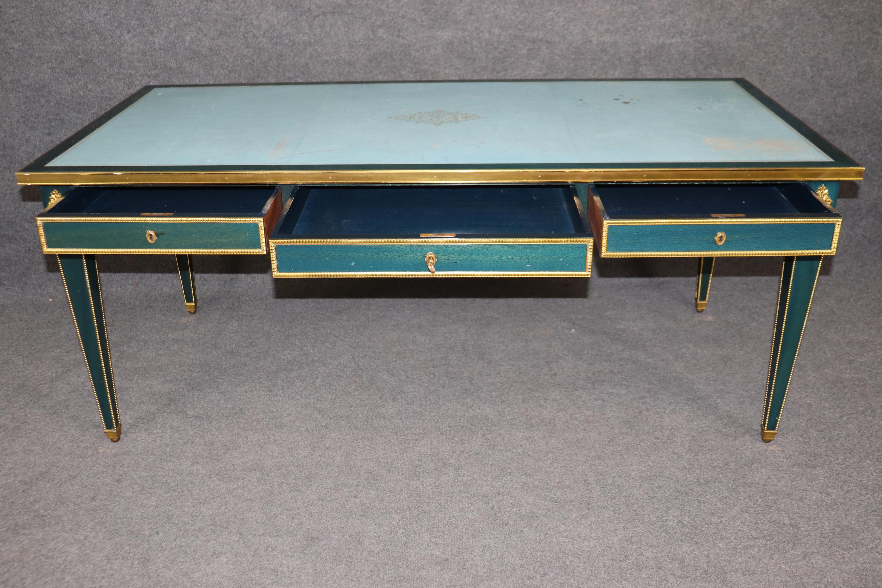 Bureau Plat de la Maison Jansen en cuir bleu-vert monté sur bronze 2
