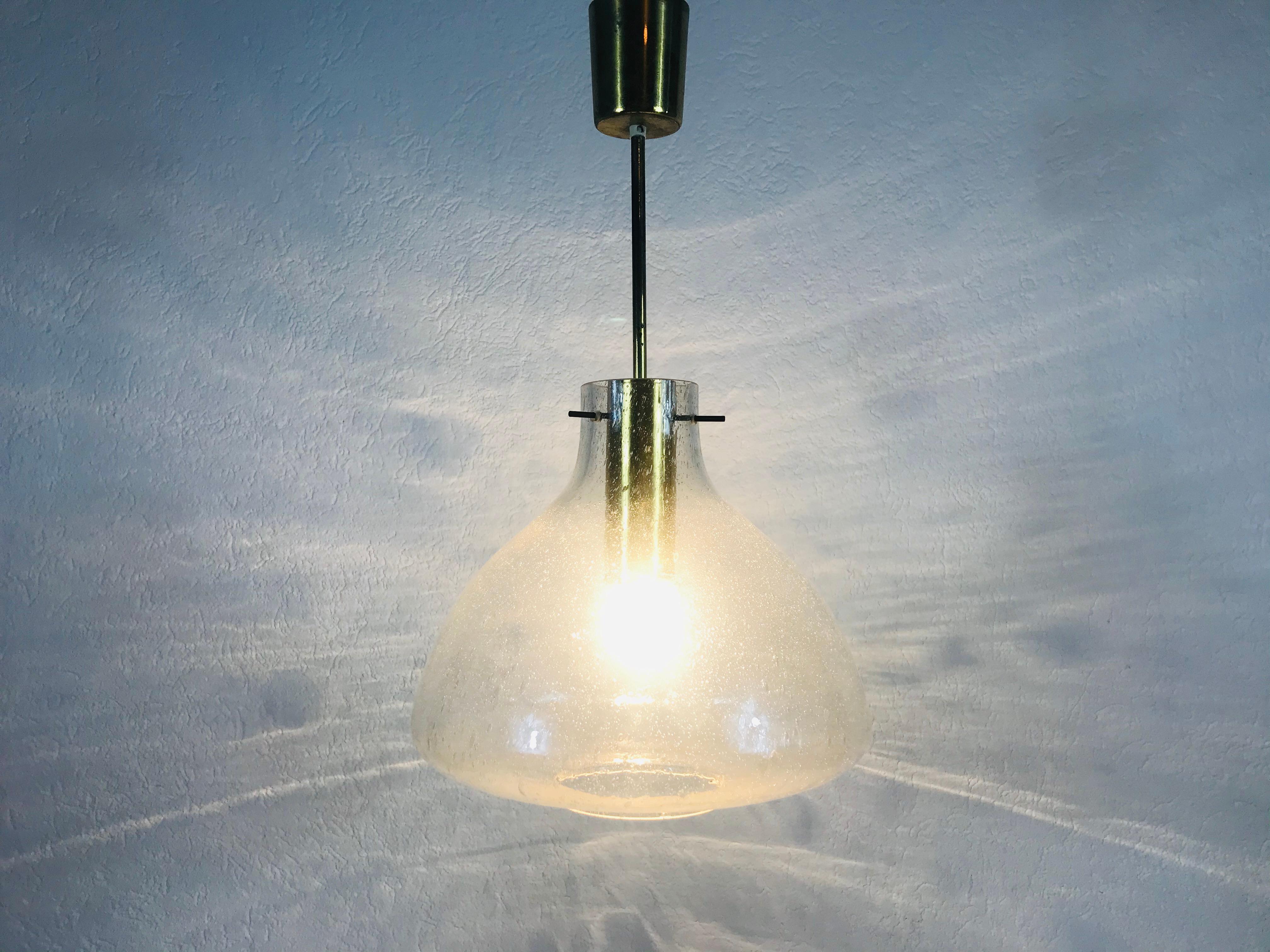 Rare lampe à suspension Doria en laiton et verre glacé du milieu du siècle, années 1960 en vente 4