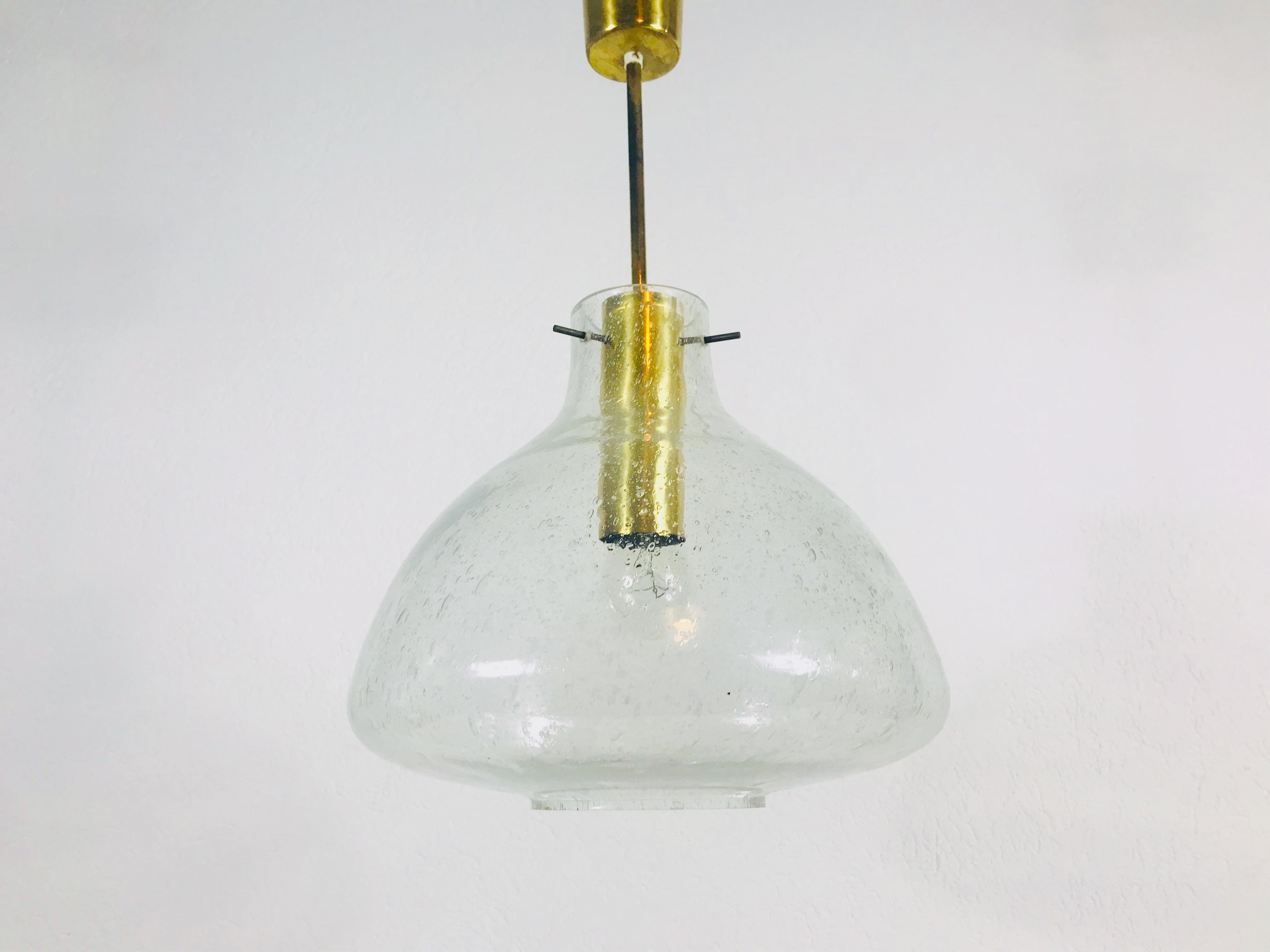 Mid-Century Modern Rare lampe à suspension Doria en laiton et verre glacé du milieu du siècle, années 1960 en vente