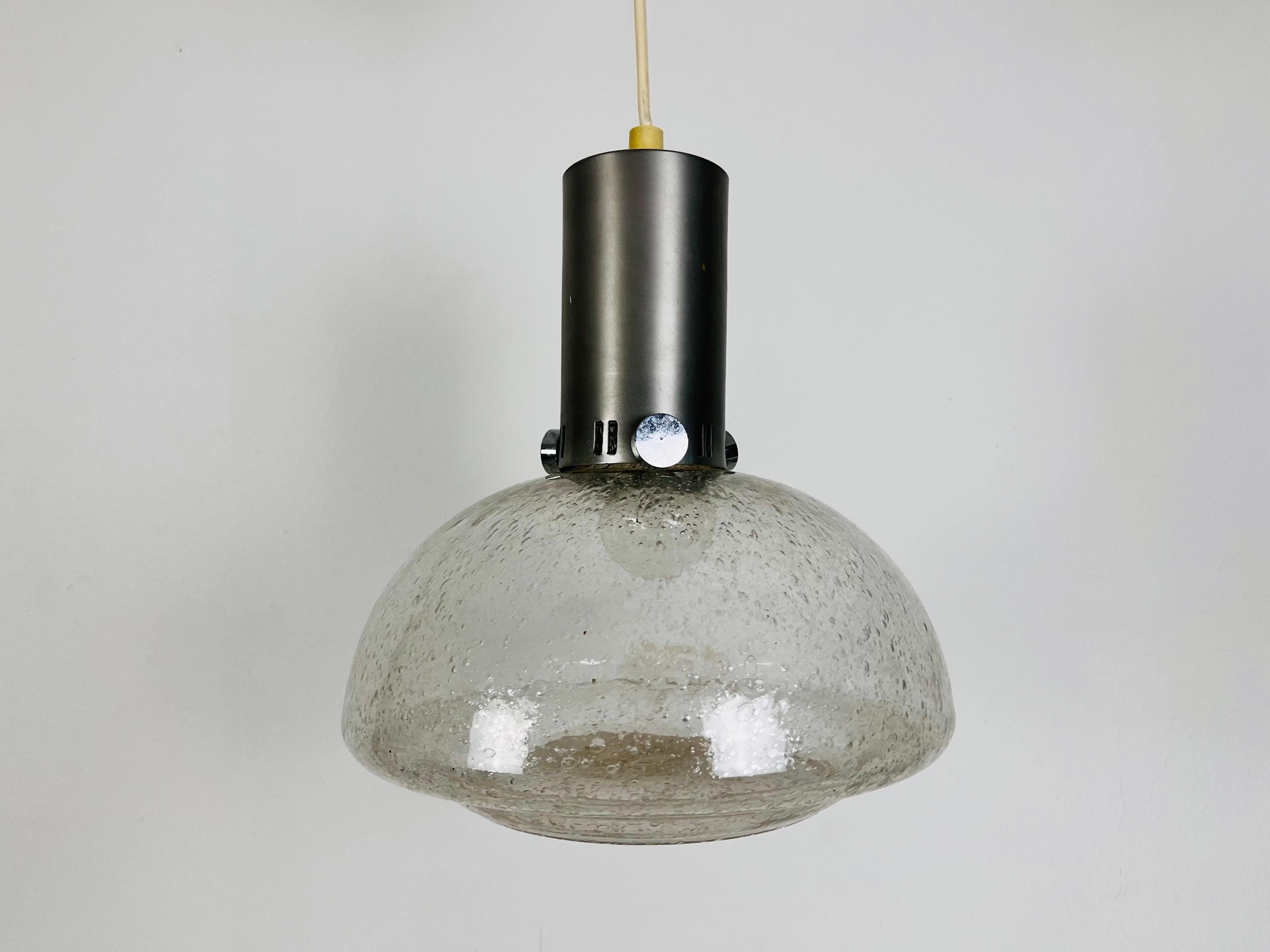Allemand Rare lampe suspendue Doria en laiton et verre glacé, années 1960 en vente