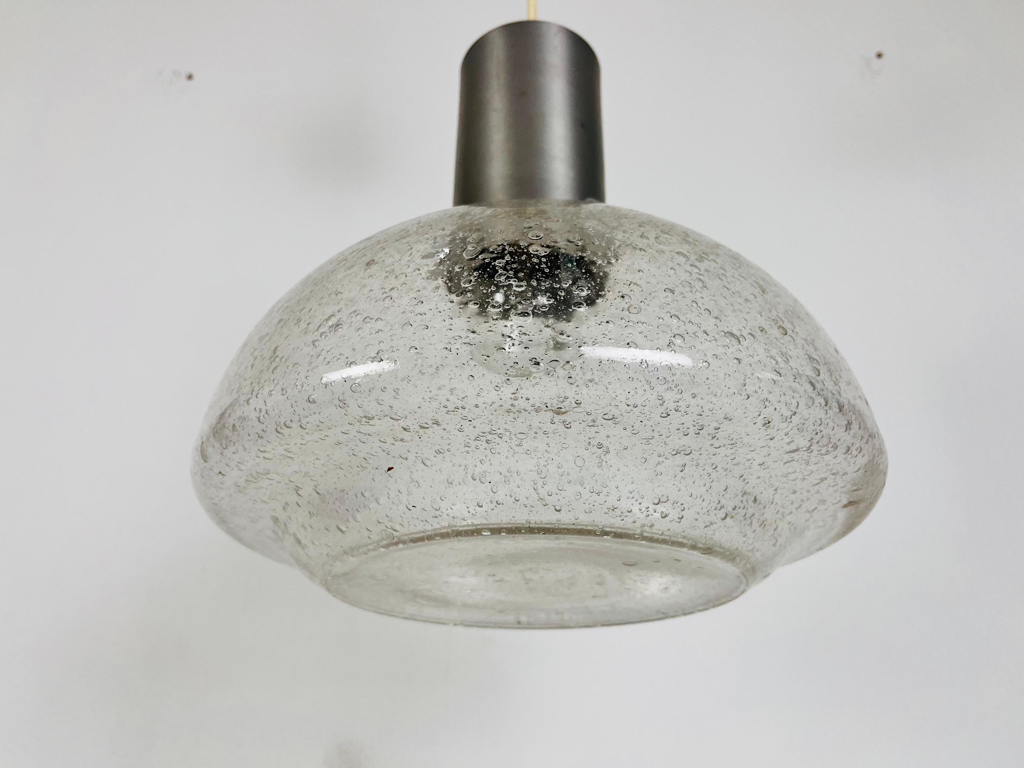 Métal Rare lampe suspendue Doria en laiton et verre glacé, années 1960 en vente