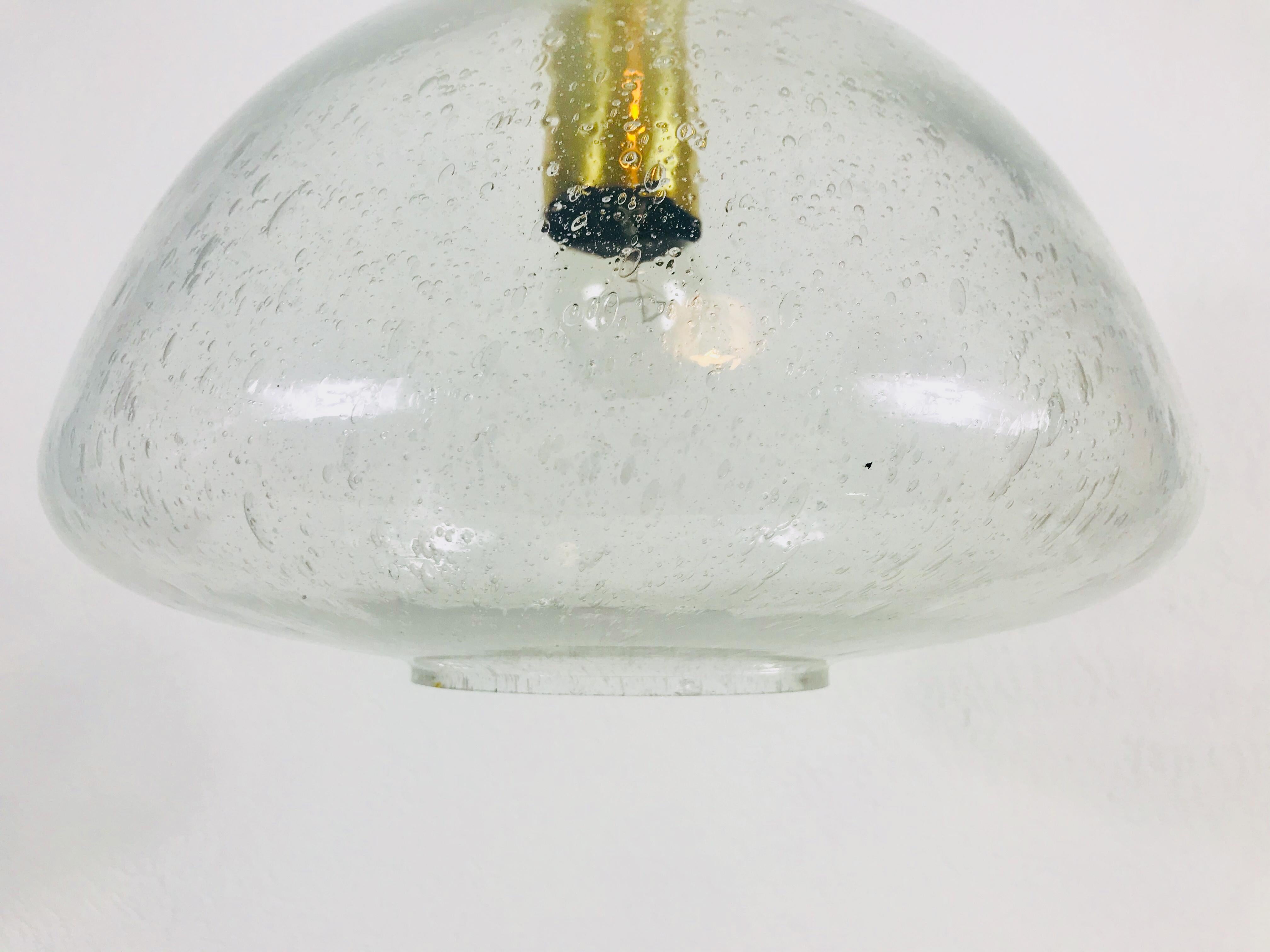 Rare lampe à suspension Doria en laiton et verre glacé du milieu du siècle, années 1960 en vente 1