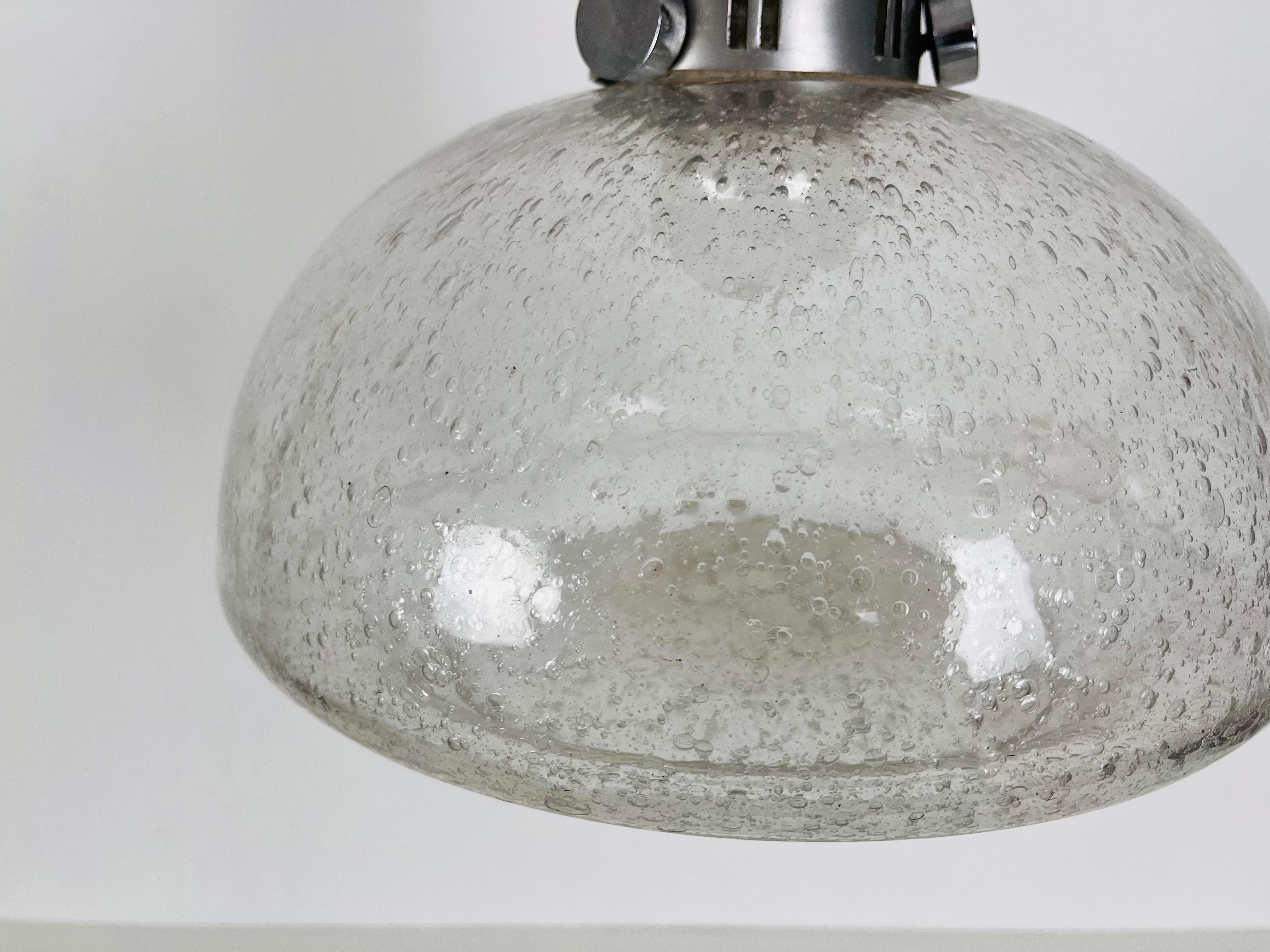 Rare lampe suspendue Doria en laiton et verre glacé, années 1960 en vente 1