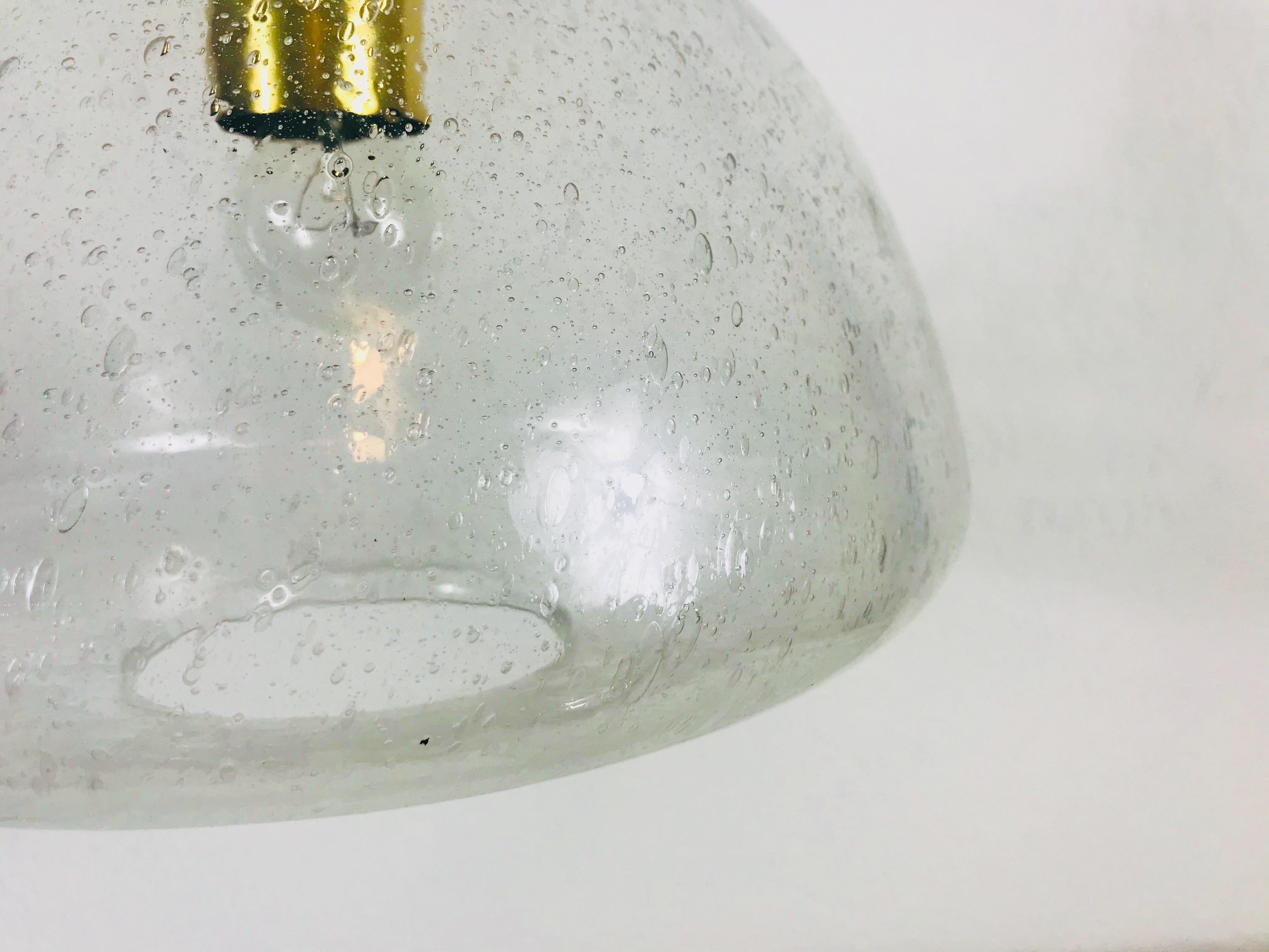 Rare lampe à suspension Doria en laiton et verre glacé du milieu du siècle, années 1960 en vente 2