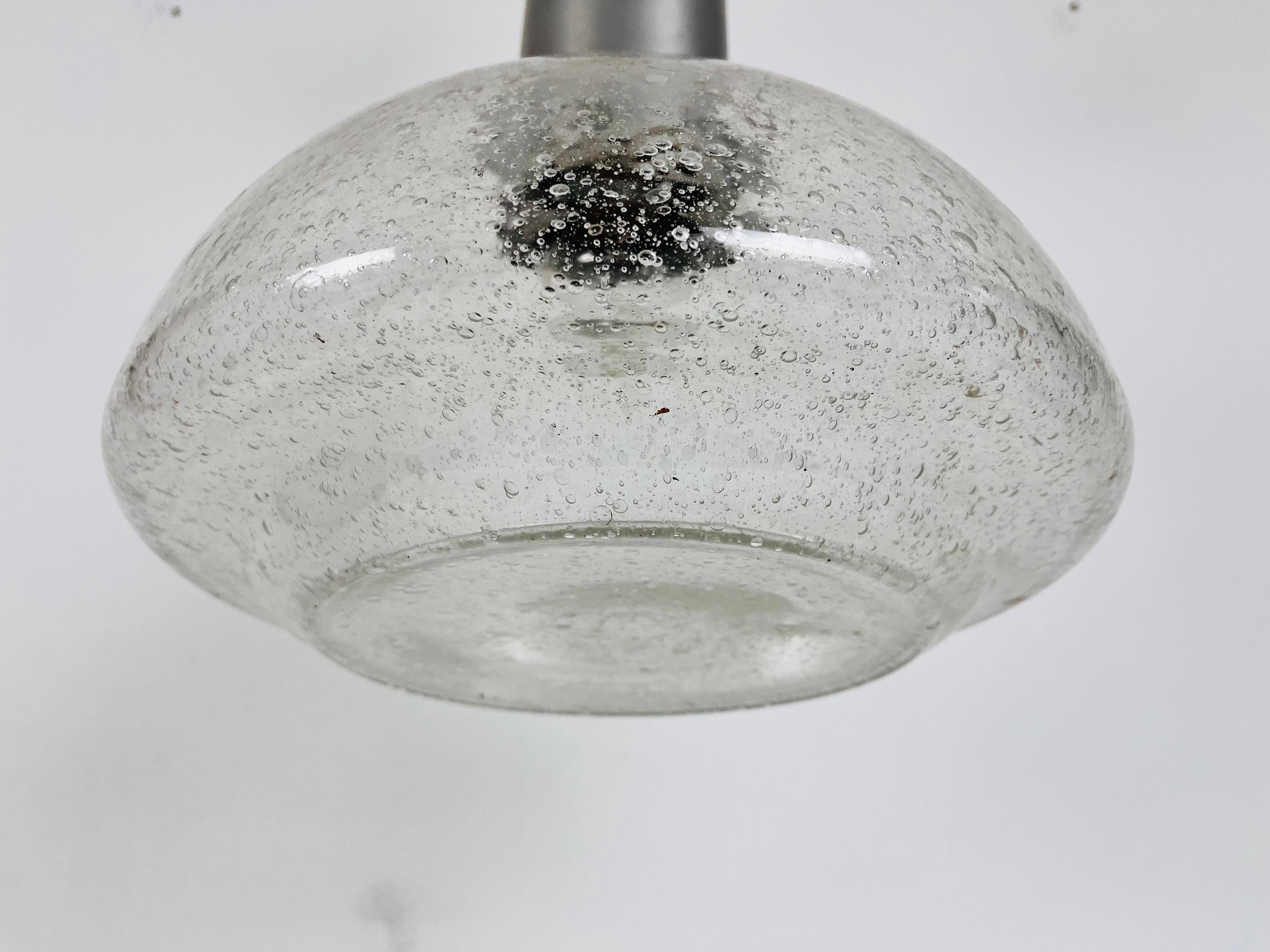 Rara lampada a sospensione Doria del Medioevo in ottone e vetro ghiaccio, anni '60 in vendita 2