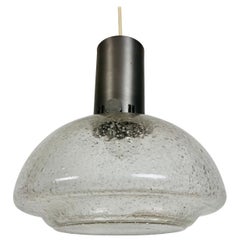 Rara lampada a sospensione Doria del Medioevo in ottone e vetro ghiaccio, anni '60