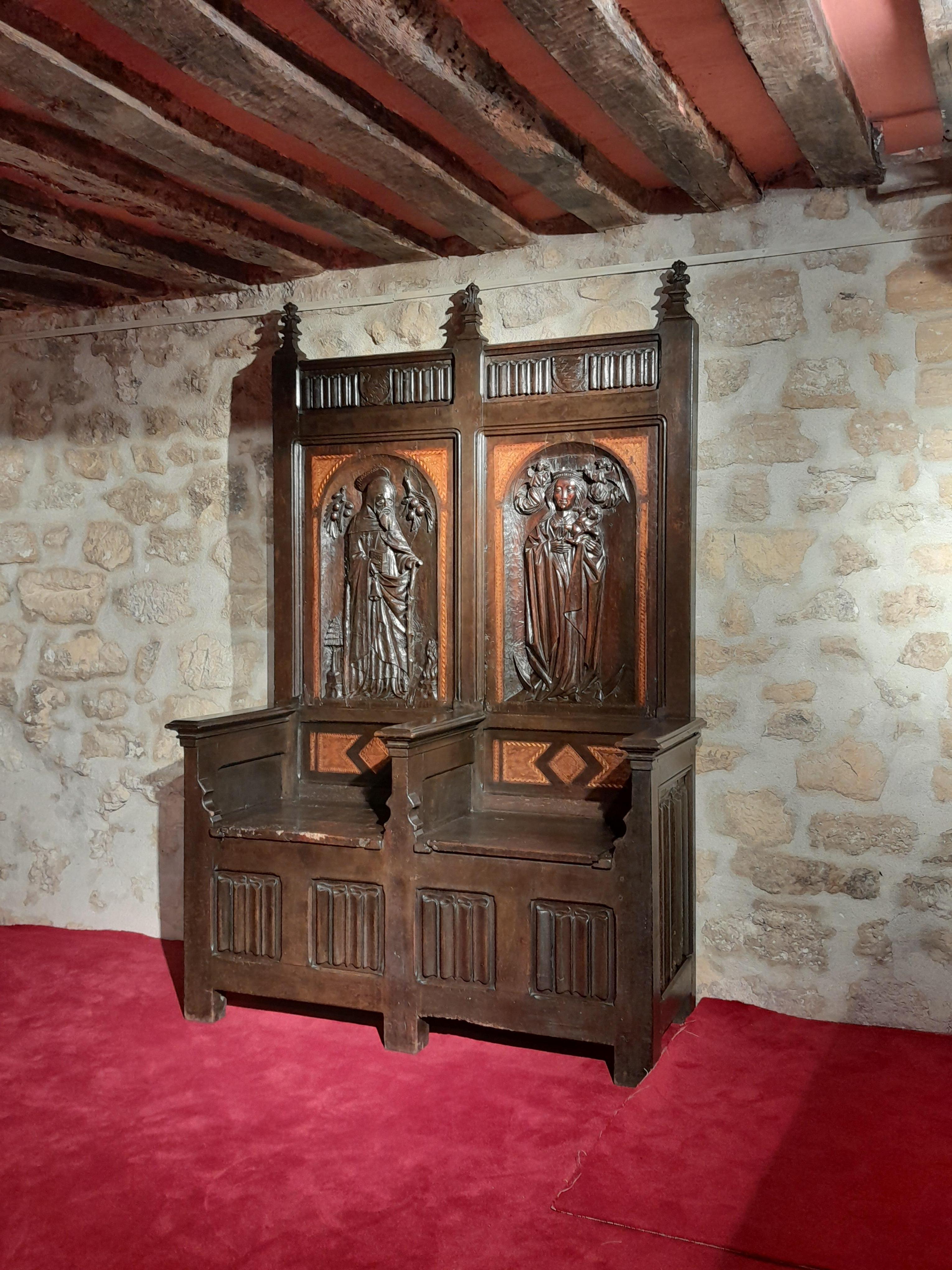 Rare double Cathedra made from walnut wood, sculpted, and inlaid, around 1500

Origin: Southern Germany
Period: Late 15th Century - Early 16th Century

Height: 221cm
Width: 146,5cm
Depth: 60,4cm

Walnut wood and inlaid
Good state of
