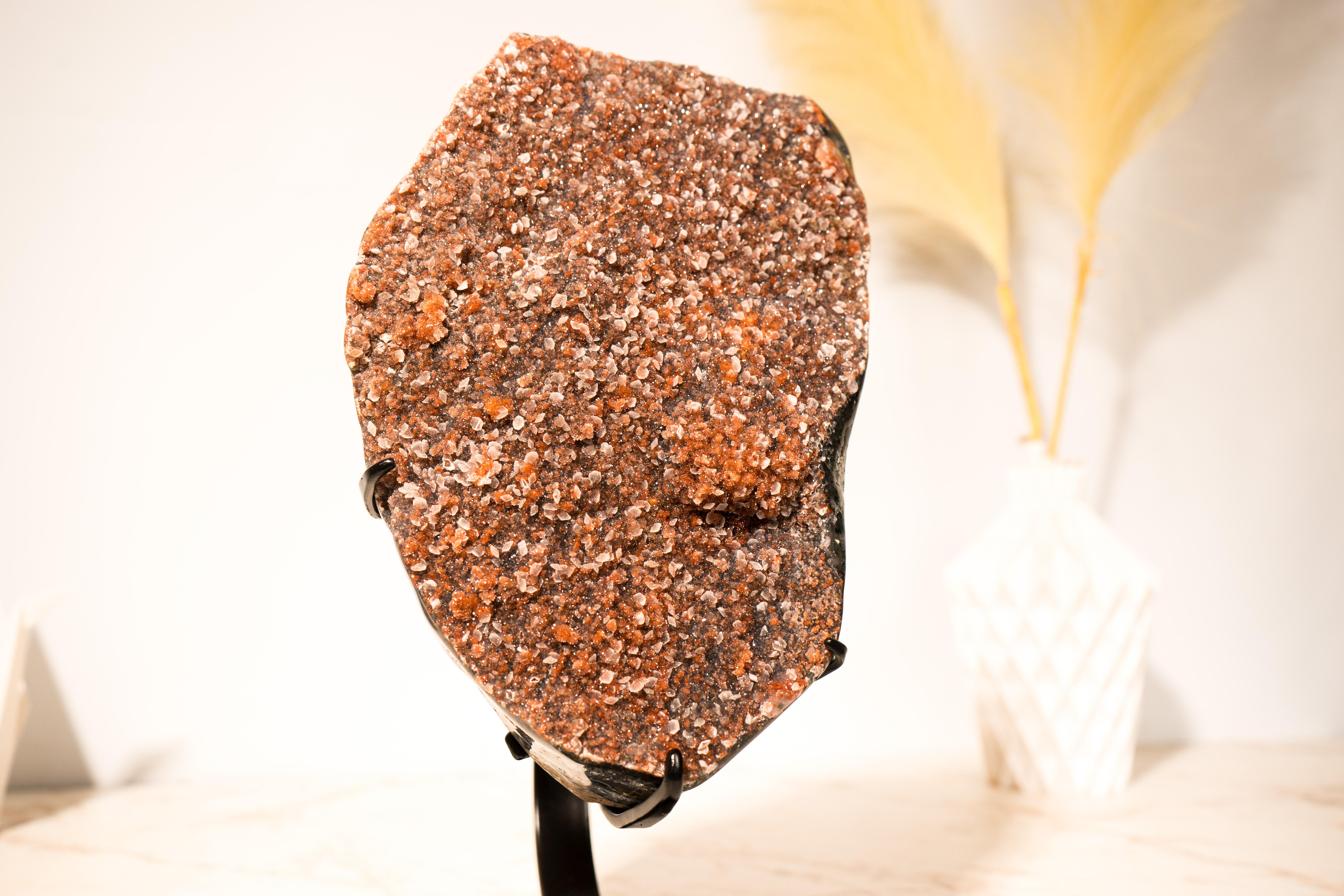 Raro e scintillante grappolo di ametista rossa con druzy galattico rosso intenso, alias ametista fantasma su quarzo
 
▫️ Descrizione

Questo geode naturale di ametista rossa è un vero capolavoro della natura, caratterizzato dalla più rara variante