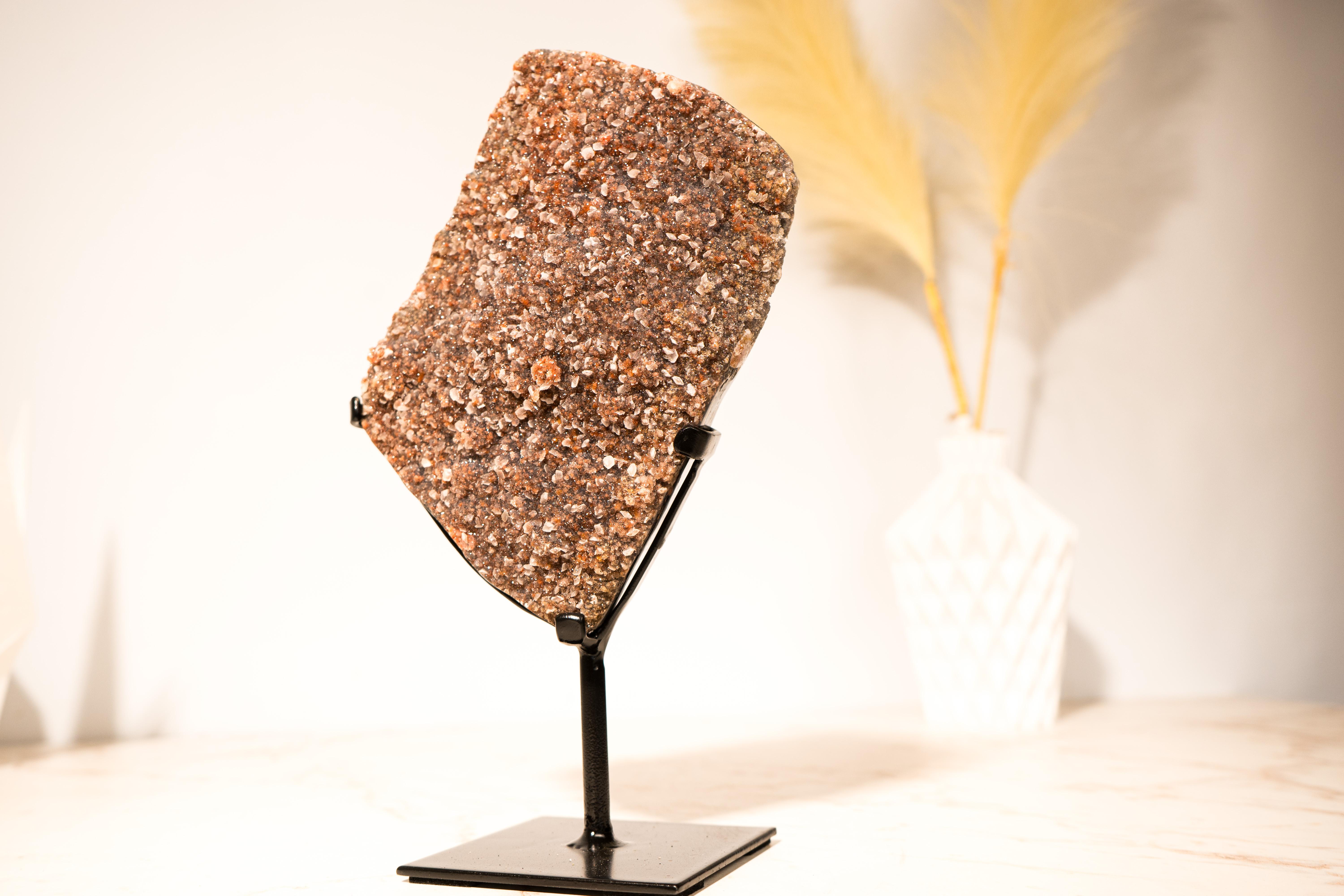 Raro e scintillante grappolo di ametista rossa con druzy galattico rosso intenso, alias ametista fantasma su quarzo
 
▫️ Descrizione

Questo geode naturale di ametista rossa è un vero capolavoro della natura, caratterizzato dalla più rara variante