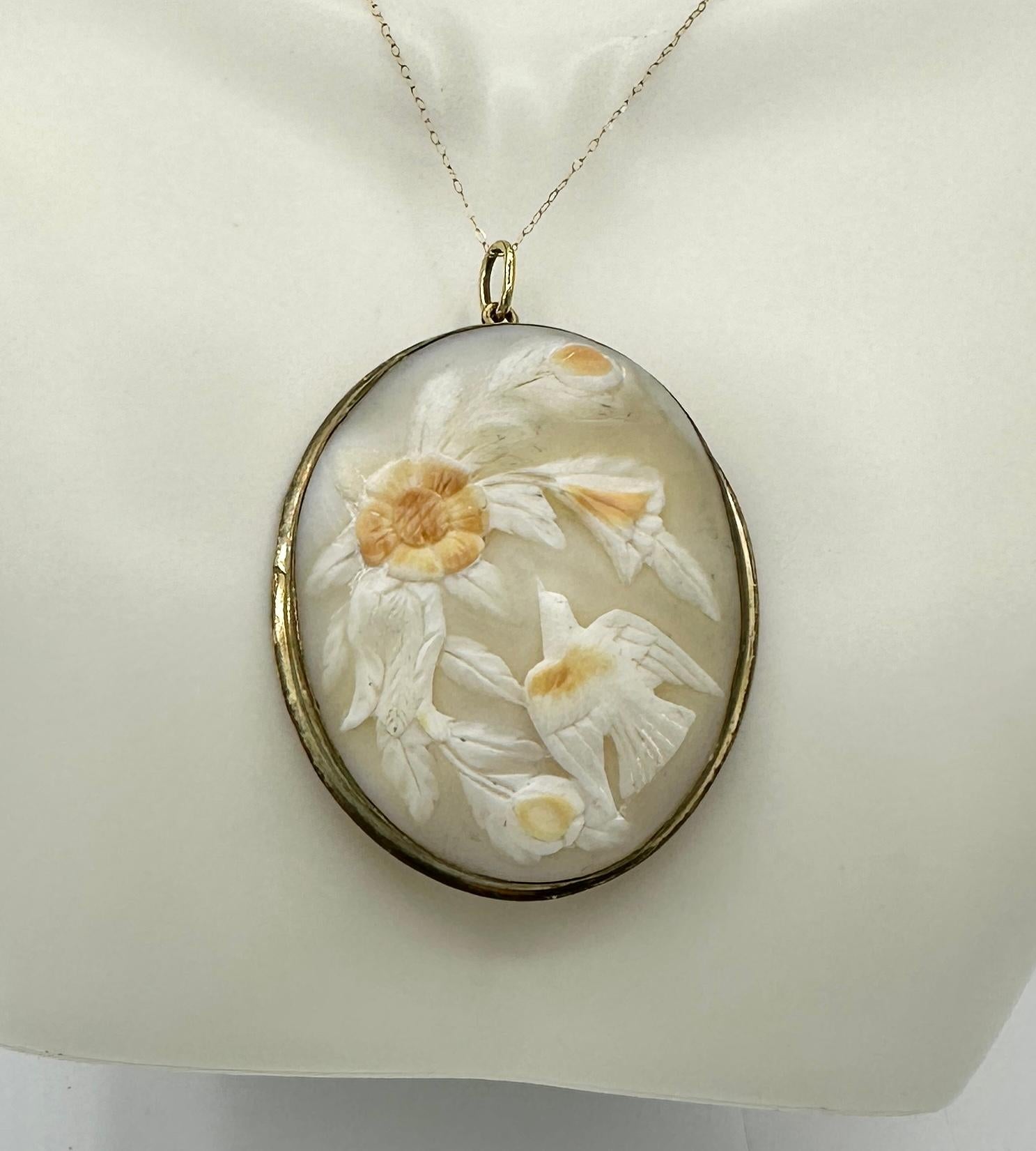 Victorien Rare collier pendentif camée de fleurs d'oiseaux colombes en or victorien en haut-relief en vente