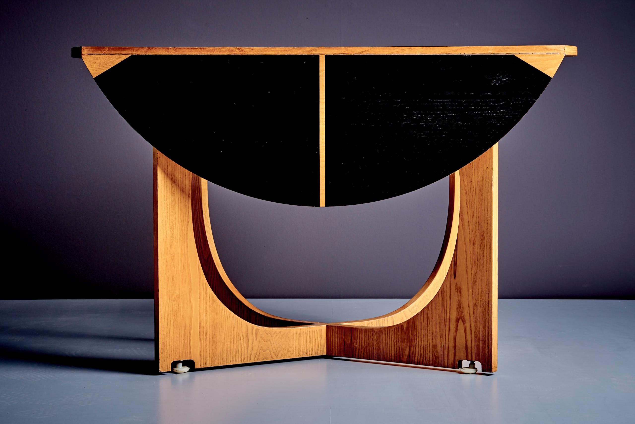 Rare Drop-Leaf Table from the Apta Series by Gio Ponti with two-tone pattern In Good Condition For Sale In Berlin, DE