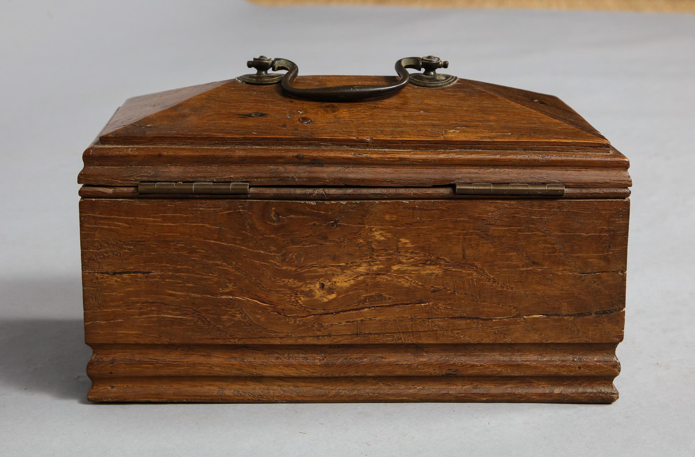 Rare Dugout Tea Caddy In Good Condition In Greenwich, CT