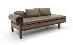 Raro divano Chaise in pelle grigia di Dunbar, sapientemente rivestito