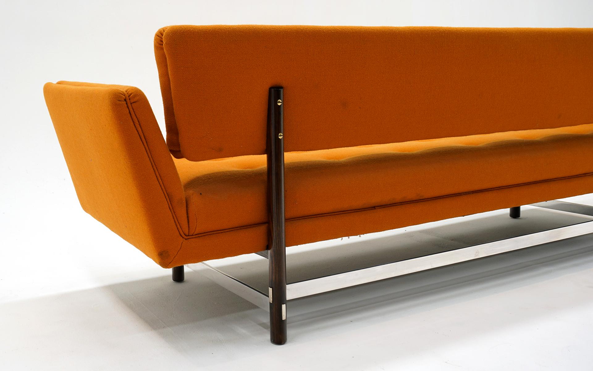 Raro divano Dunbar modello 5316 di Edward Wormley.  Tappezzeria originale arancione in vendita 3