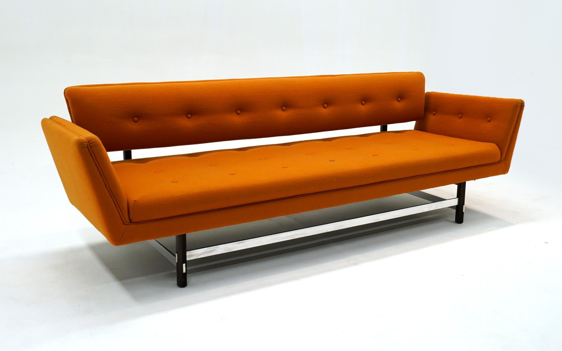 Mid-Century moderno Raro divano Dunbar modello 5316 di Edward Wormley.  Tappezzeria originale arancione in vendita