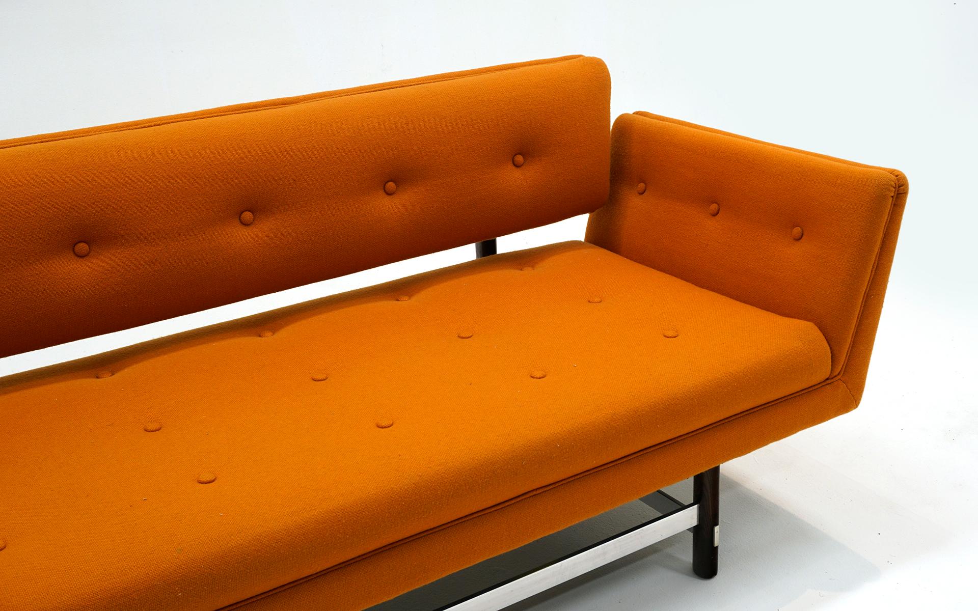 Americano Raro divano Dunbar modello 5316 di Edward Wormley.  Tappezzeria originale arancione in vendita