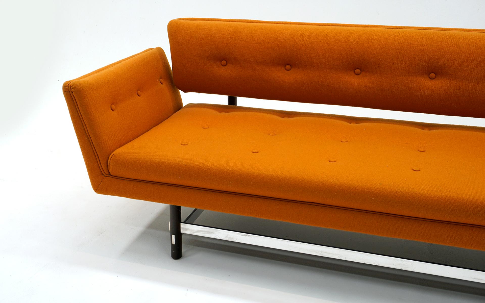 Raro divano Dunbar modello 5316 di Edward Wormley.  Tappezzeria originale arancione In condizioni buone in vendita a Kansas City, MO