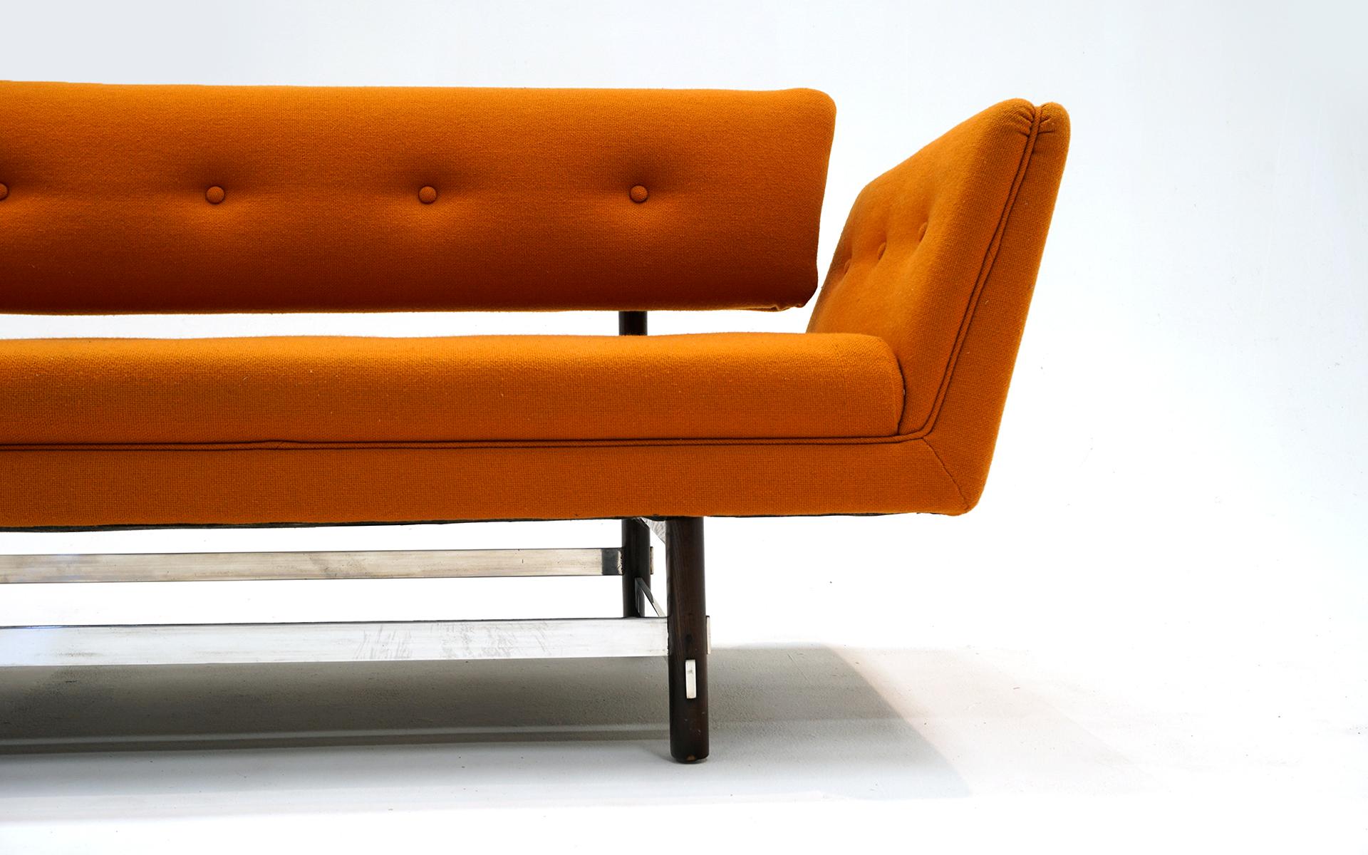 Metà XX secolo Raro divano Dunbar modello 5316 di Edward Wormley.  Tappezzeria originale arancione in vendita