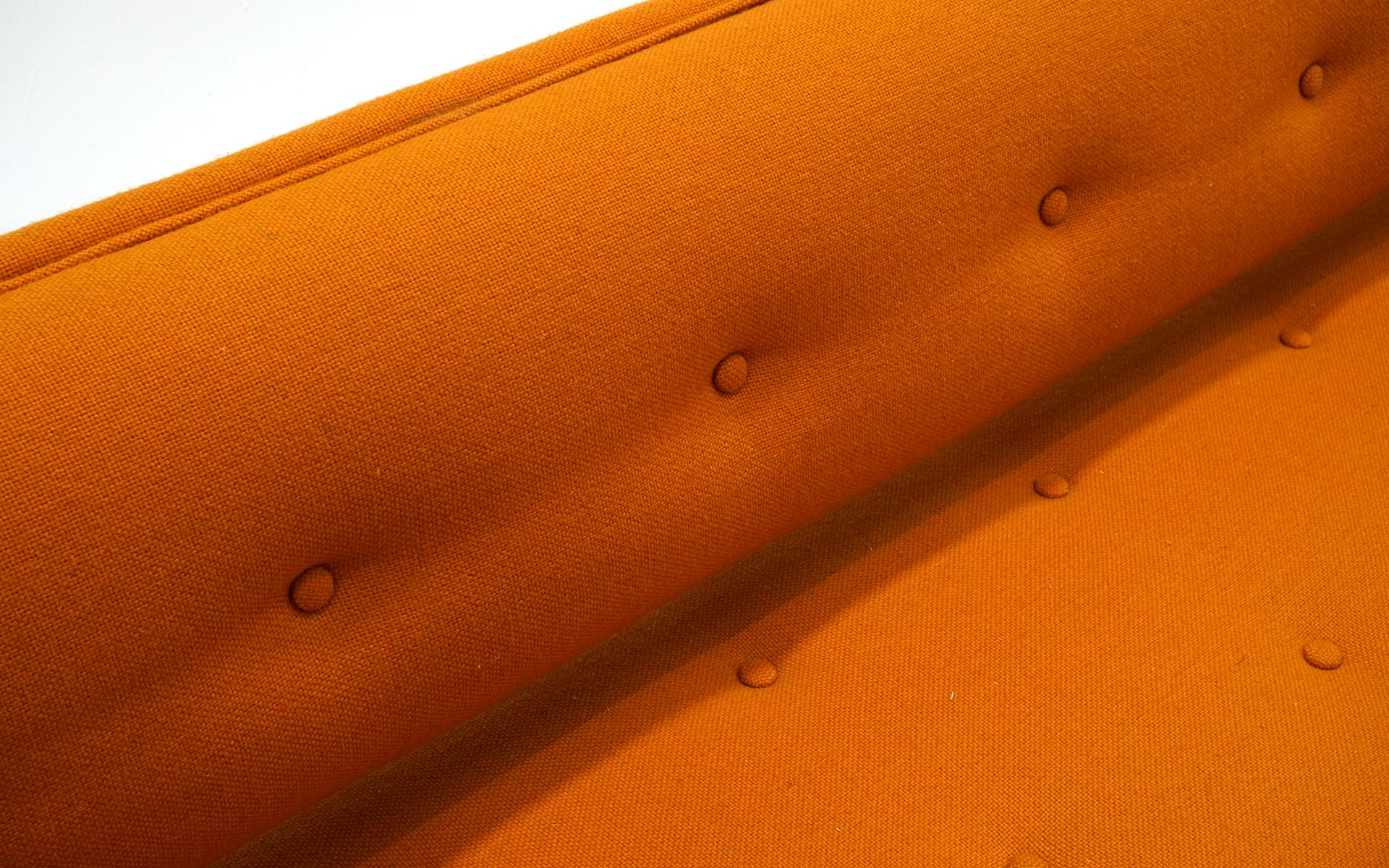 Raro divano Dunbar modello 5316 di Edward Wormley.  Tappezzeria originale arancione in vendita 1