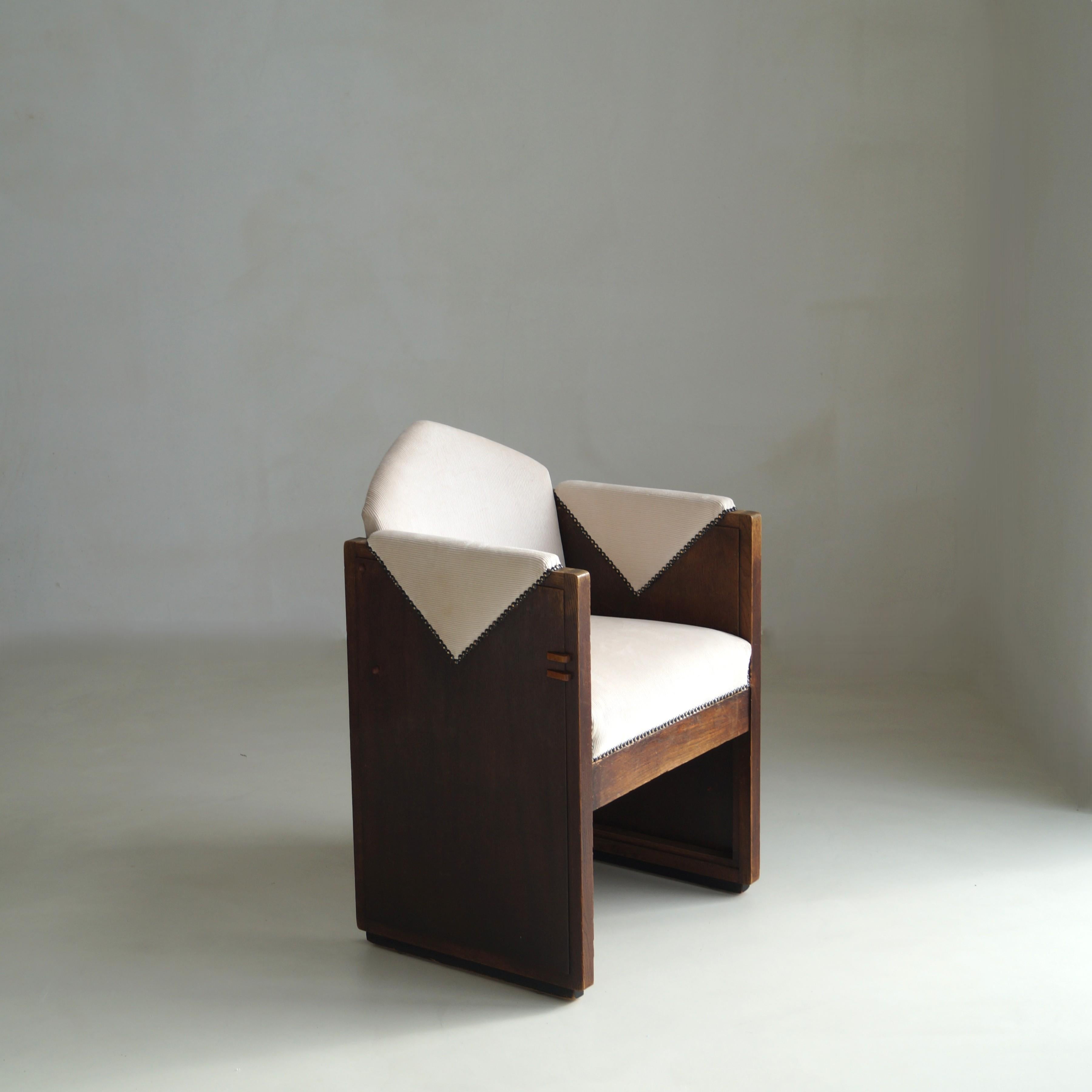 Fauteuil sculptural et très caractéristique de l'école d'Amsterdam des années 1920, nouvellement tapissé et d'aspect authentique, pas trop restauré.
Cette pièce incarne la réponse néerlandaise à l'Art déco - à la fois architecturale et ornementale -