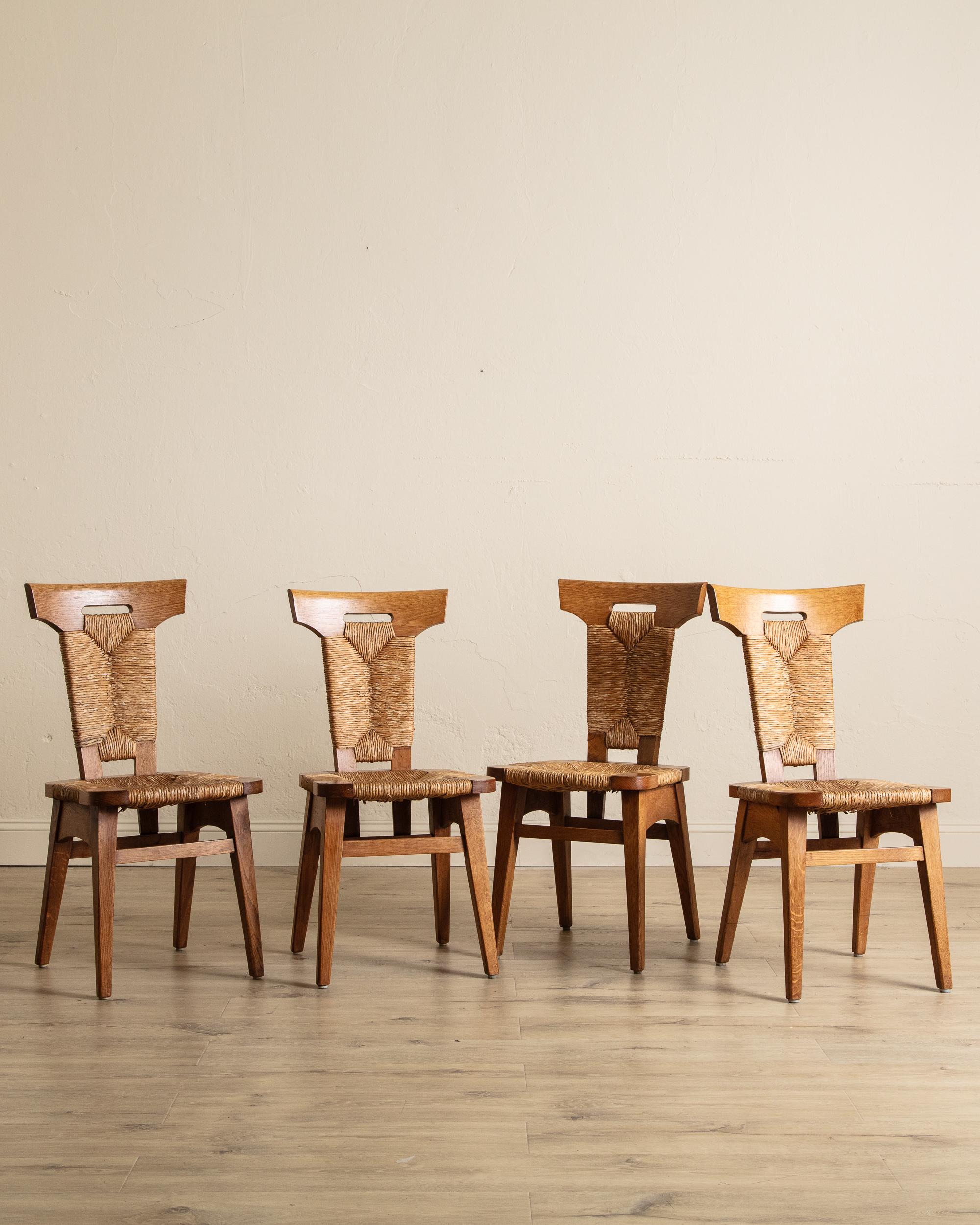 Cet exceptionnel ensemble de salle à manger de W. CIRCA, datant des années 1920, reflète le raffinement de l'artisanat et l'élégance géométrique de l'époque Art déco. L'ensemble comprend quatre chaises remarquables et une table de salle à manger