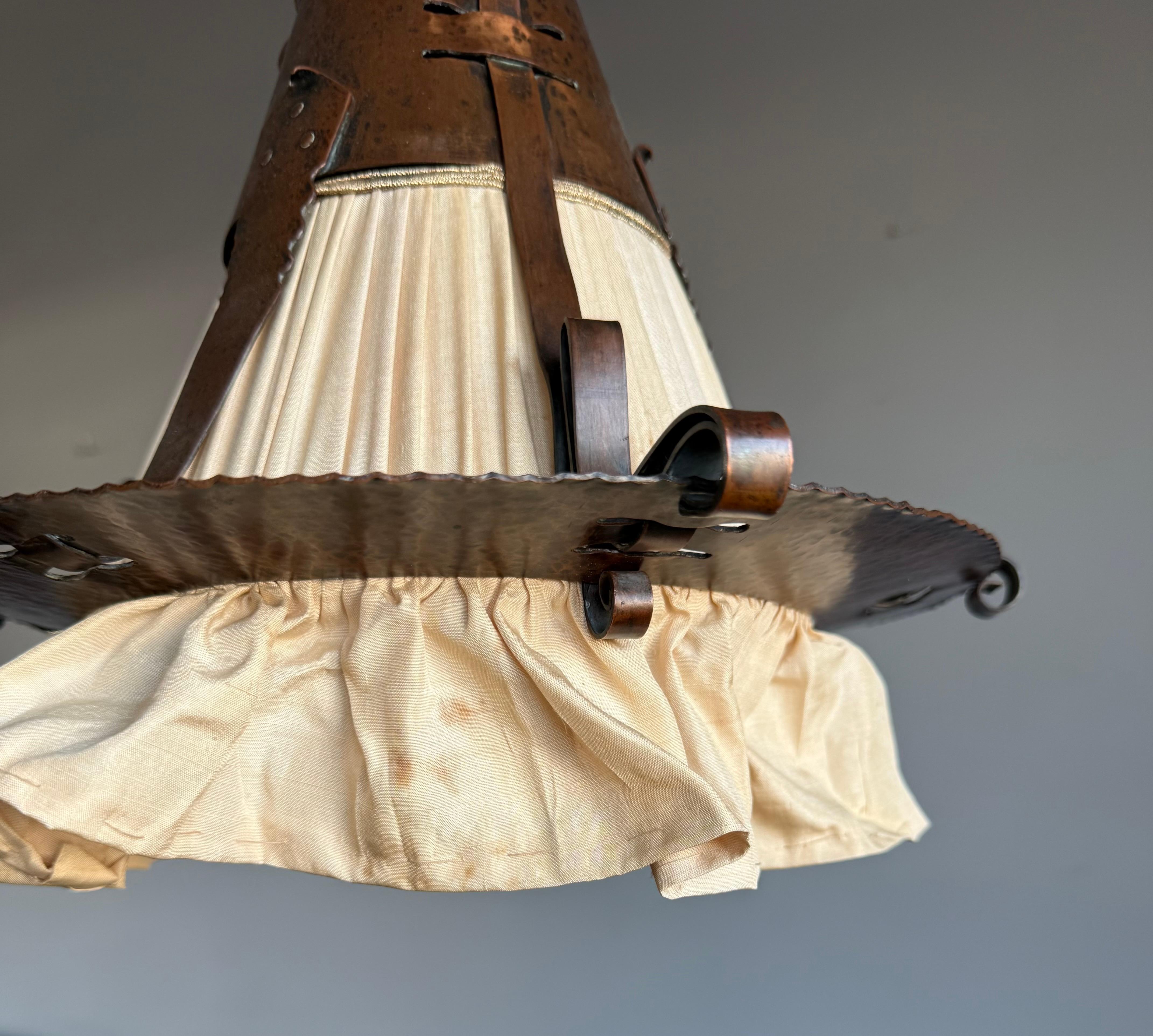 Rare Dutch Arts & Crafts Hand Hammered Copper Hallway Pendant Light Lantern In Good Condition For Sale In Lisse, NL