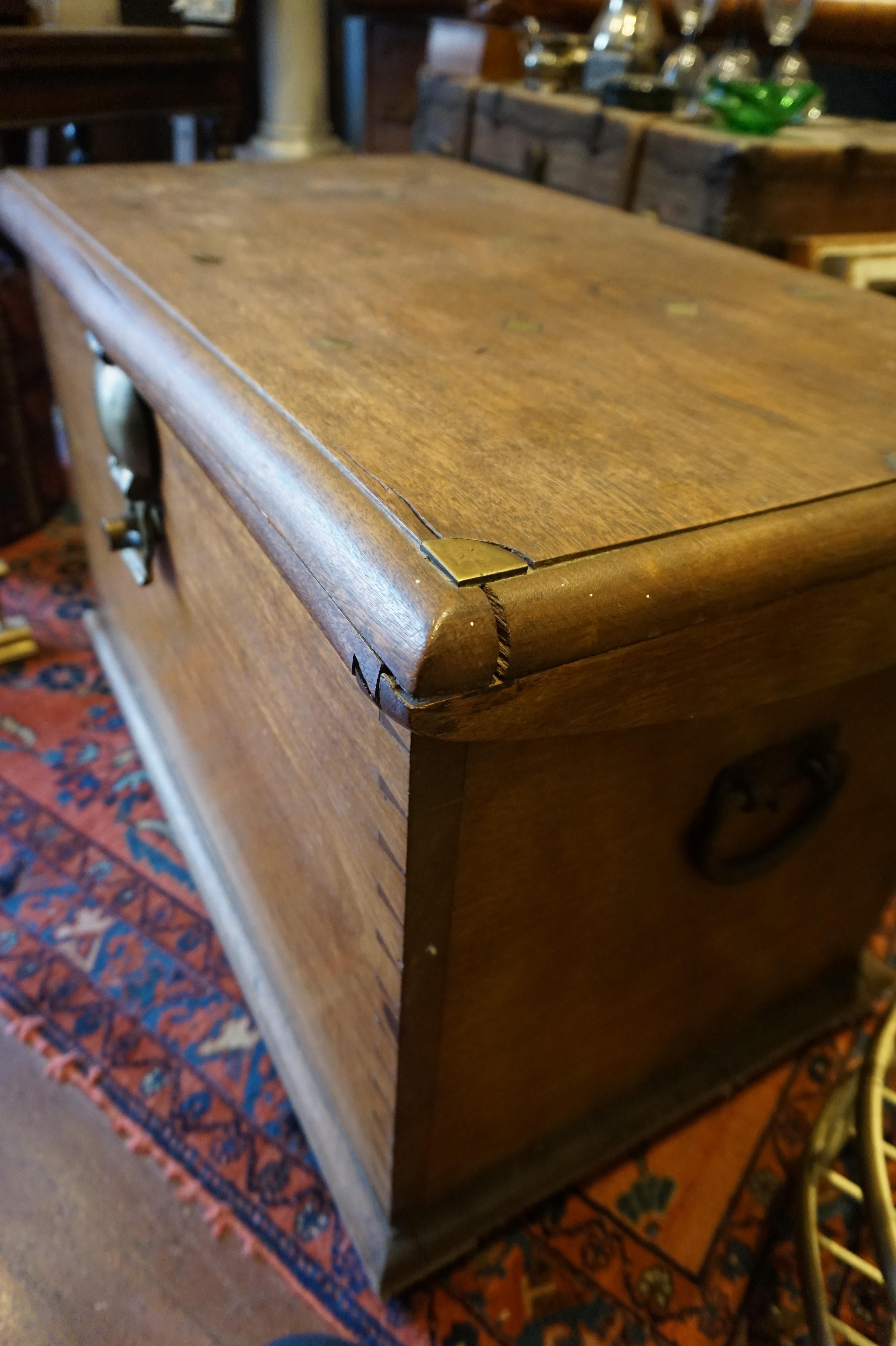 Seltene Dutch Colonial Solid Teak Messing Inlay Strong Box mit Vorhängeschloss & Griffe (Indonesisch) im Angebot