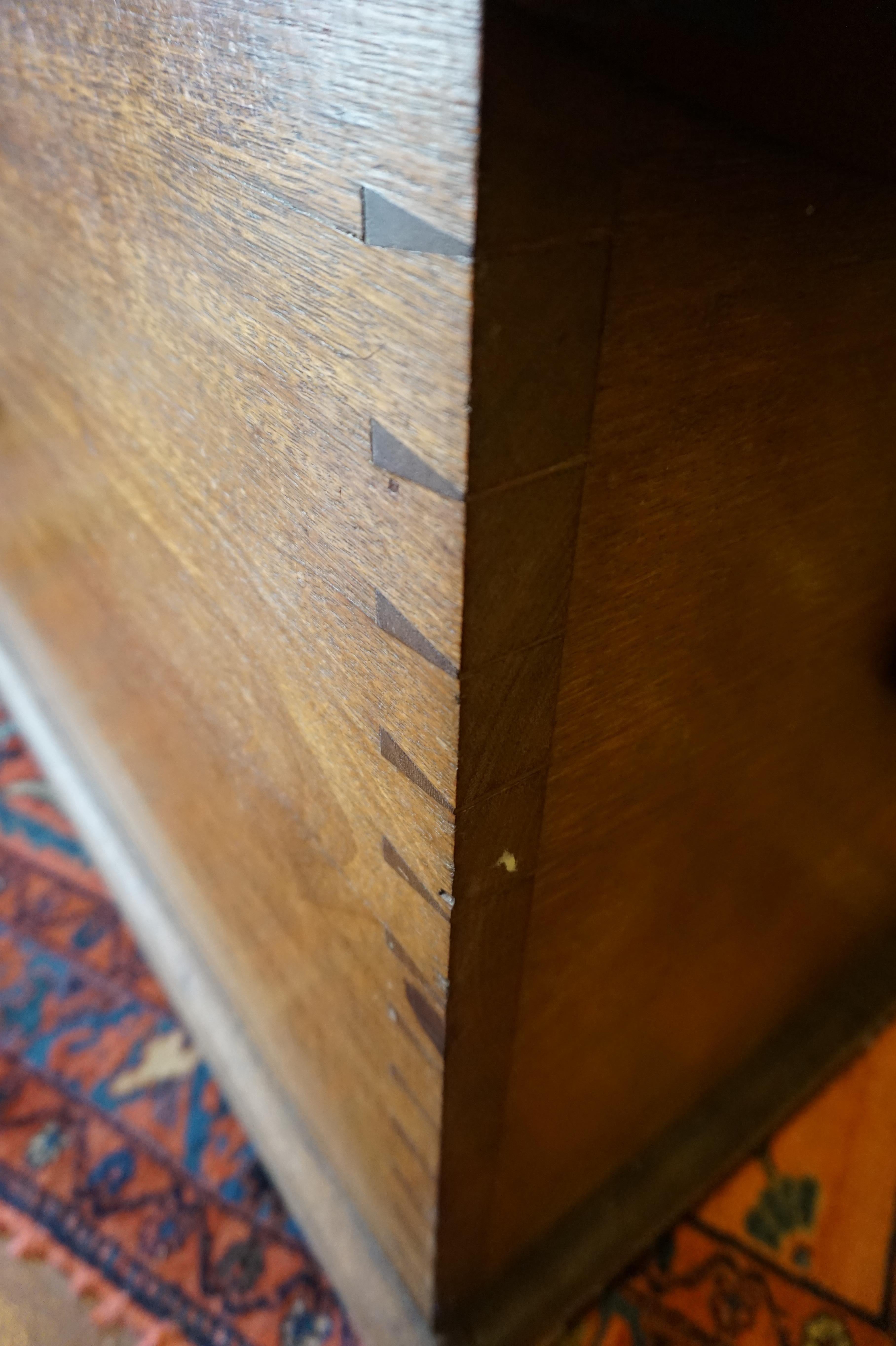 Seltene Dutch Colonial Solid Teak Messing Inlay Strong Box mit Vorhängeschloss & Griffe im Zustand „Gut“ im Angebot in Vancouver, British Columbia
