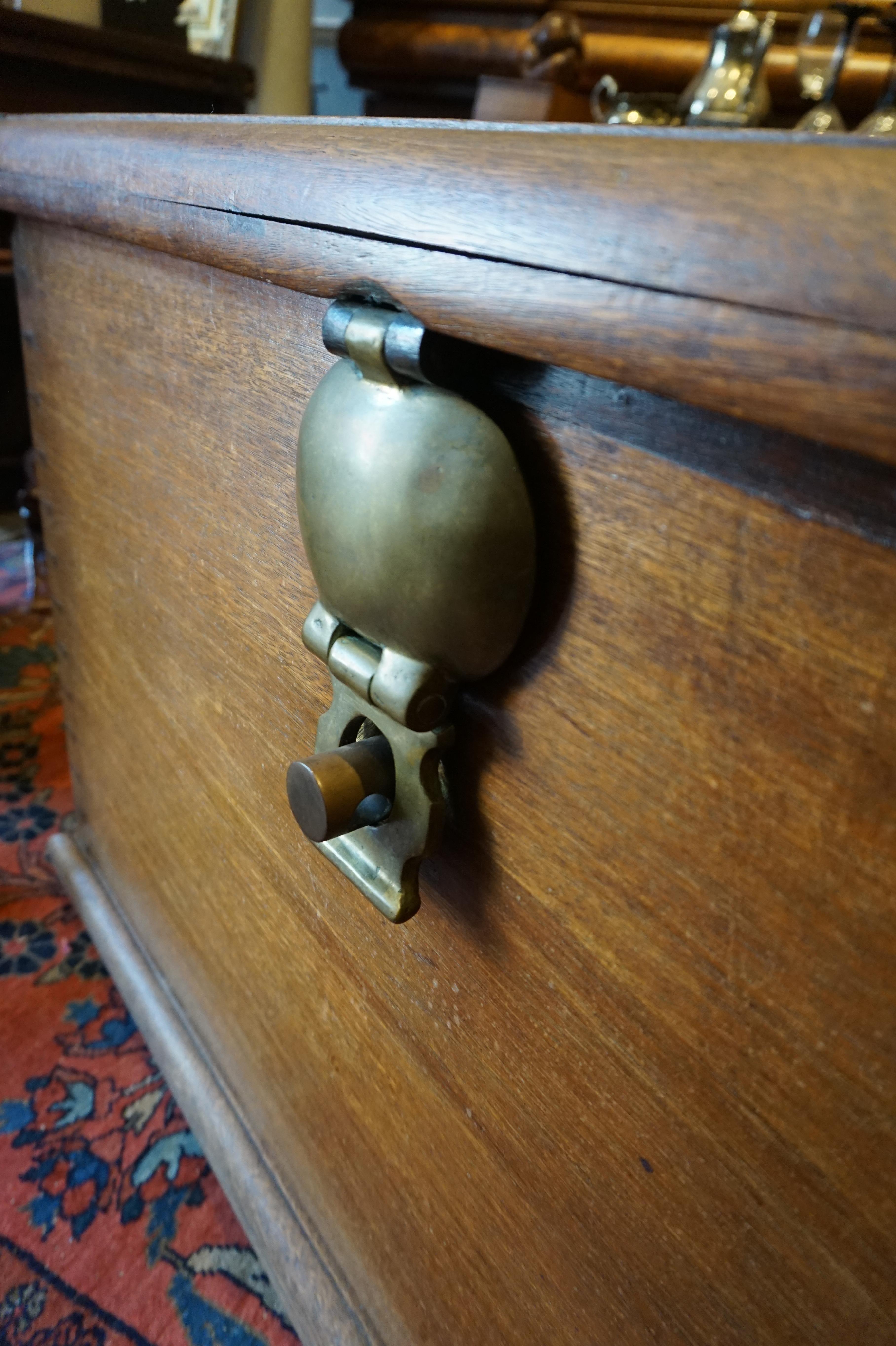 Seltene Dutch Colonial Solid Teak Messing Inlay Strong Box mit Vorhängeschloss & Griffe (Spätes 19. Jahrhundert) im Angebot