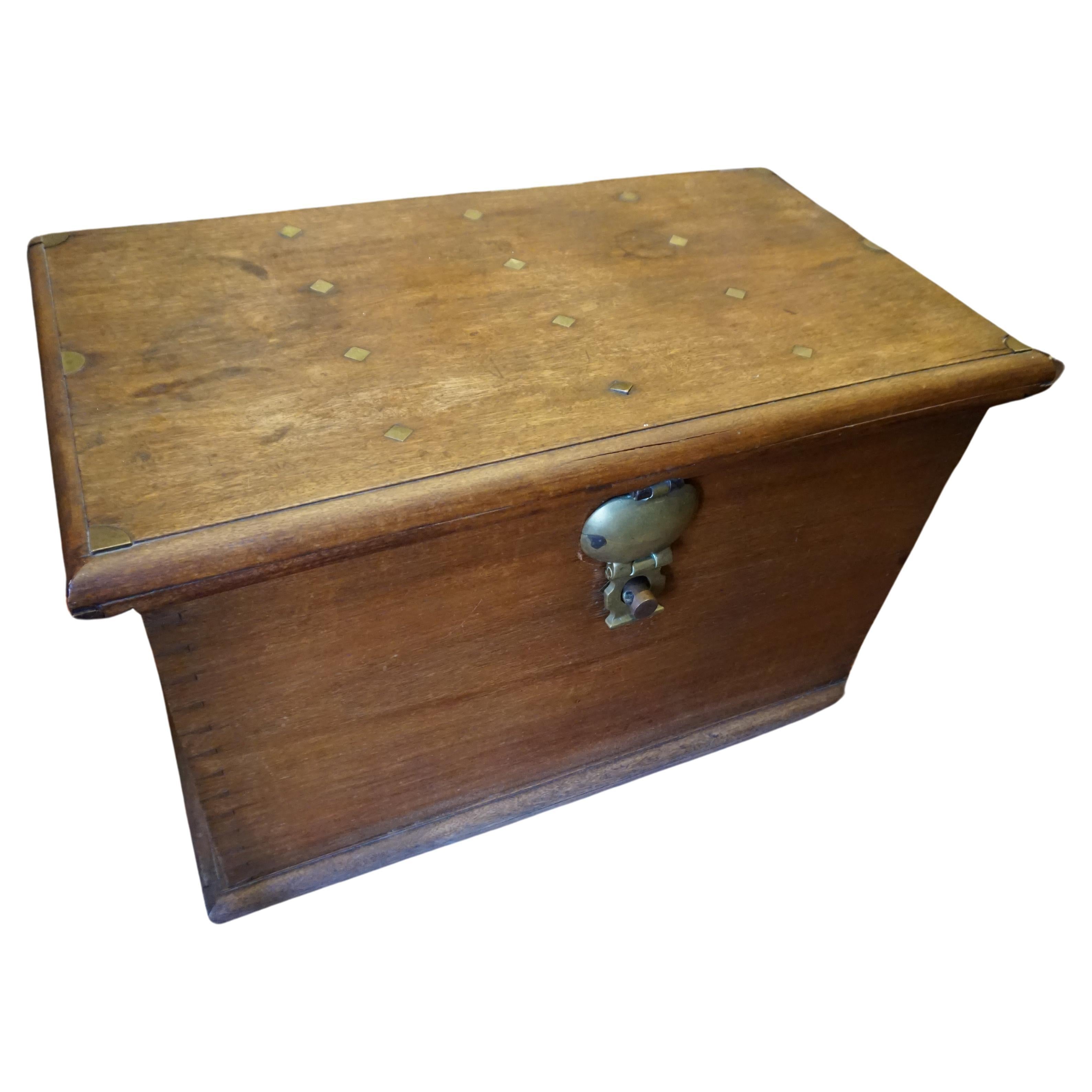 Seltene Dutch Colonial Solid Teak Messing Inlay Strong Box mit Vorhängeschloss & Griffe im Angebot