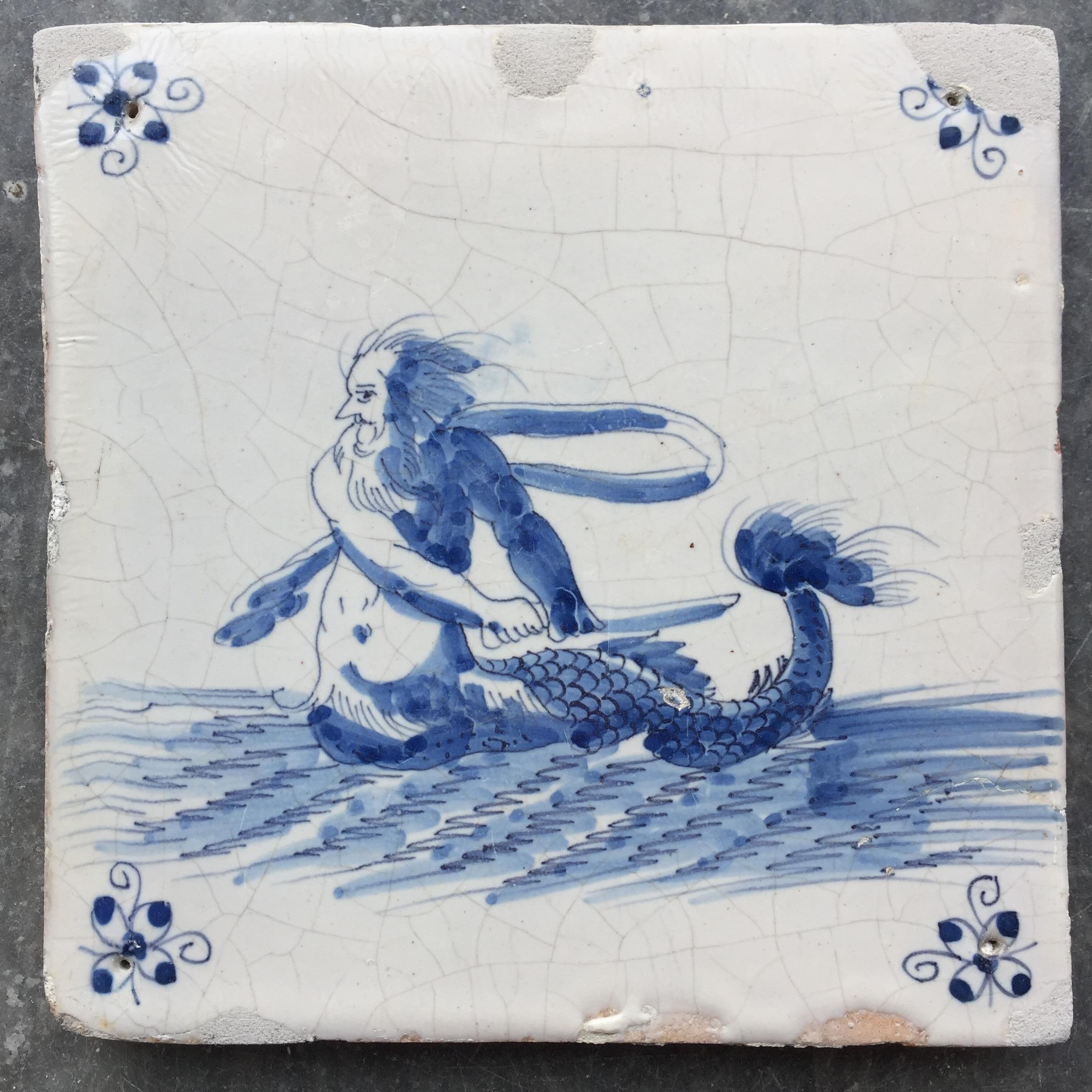 Die Niederlande
Amsterdam
Um 1640 - 1660

Eine wunderbare, fein gemalte Fliese mit dem Dekor eines Wassermanns, der sein Schwert zieht. Diese Art von Fliesen ist unter Sammlern als Meereskreaturen - oder Meeresmonster - bekannt.
Mit sogenannten