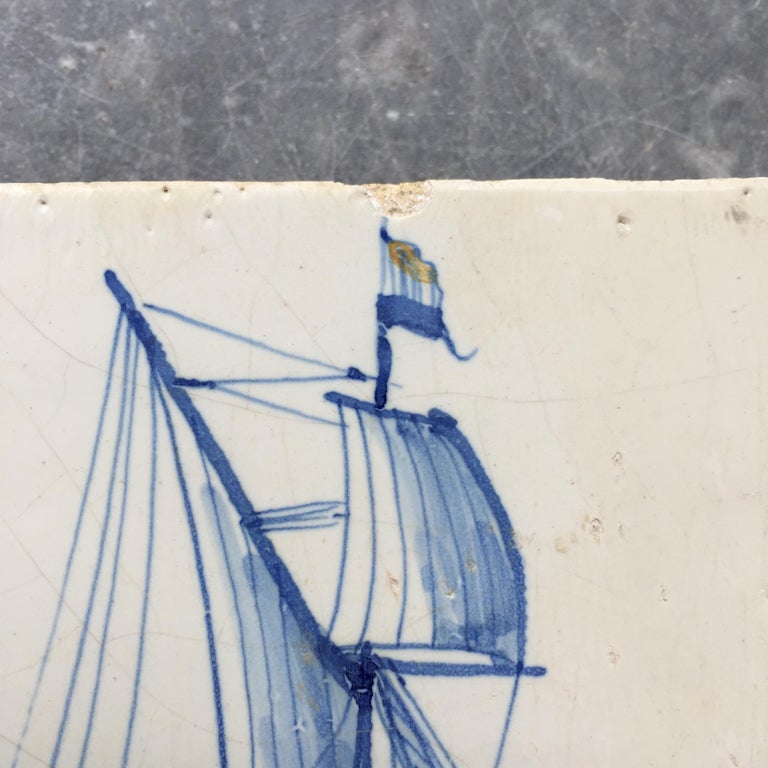 Rare Dutch Delft Tile with Yacht with Dutch Flags, Early 17th Century In Good Condition For Sale In AMSTERDAM, NH