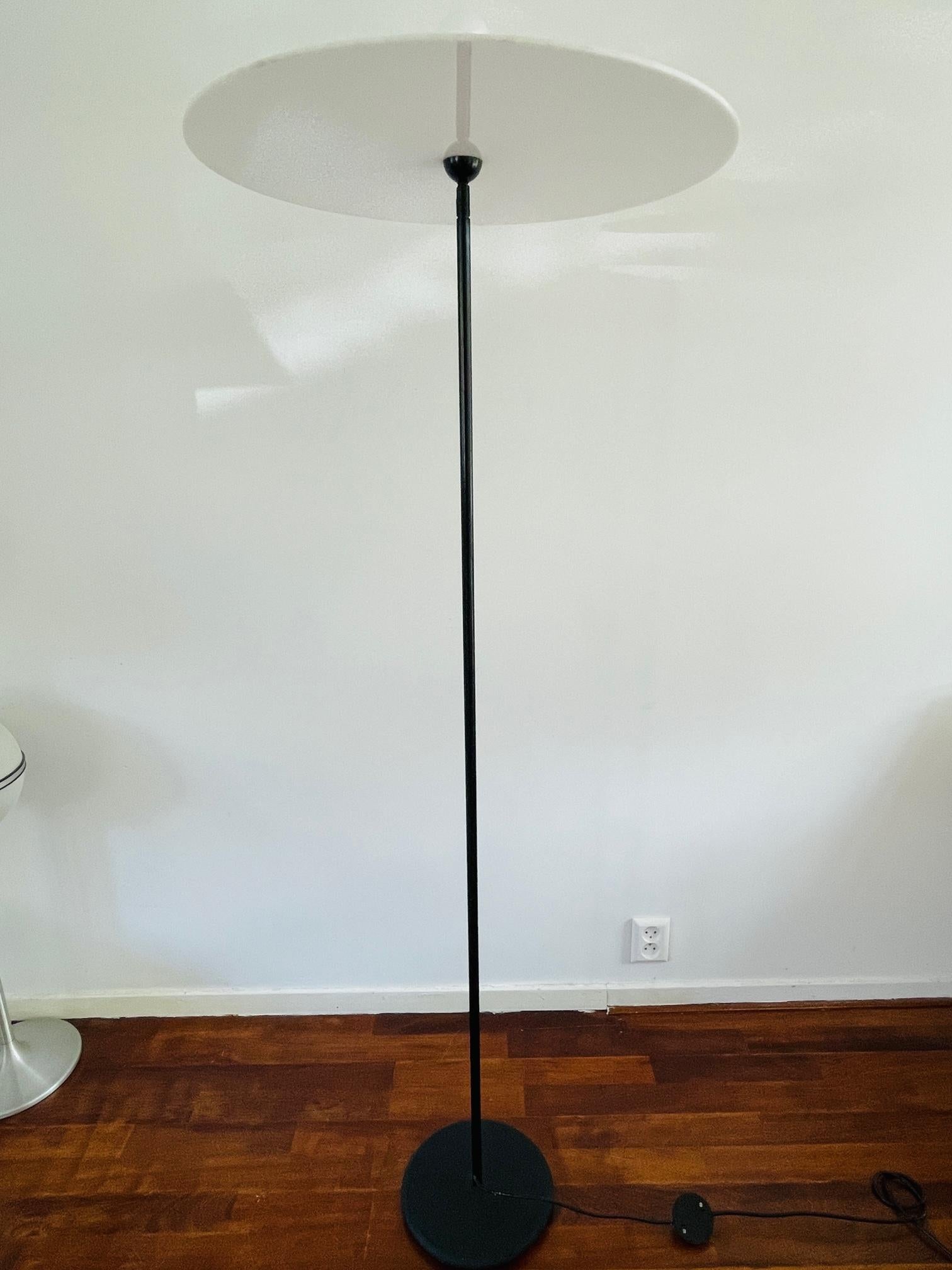 Rare floor lamp designed by Aldo van den Nieuwelaar for Nila & Nila lights in 1974. This floor lamp was called 'Disk'. Very nice large Lucite disc shade and black metal. Adjustable shade and very nice light effect. The lamp is in really good but