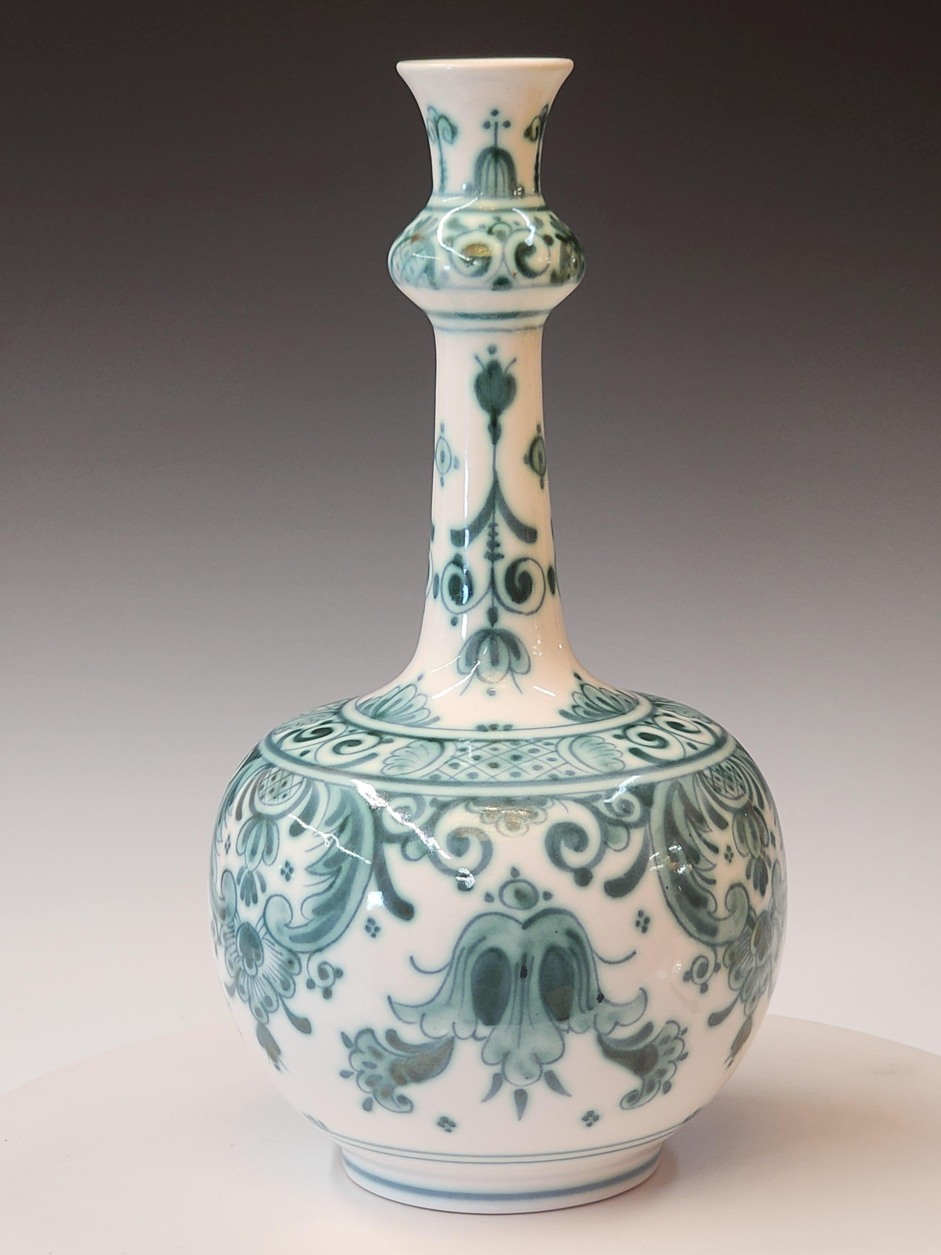Olandese Rara bottiglia giapponese dipinta a mano di Royal Delft olandese in bianco e verde - 1968 in vendita