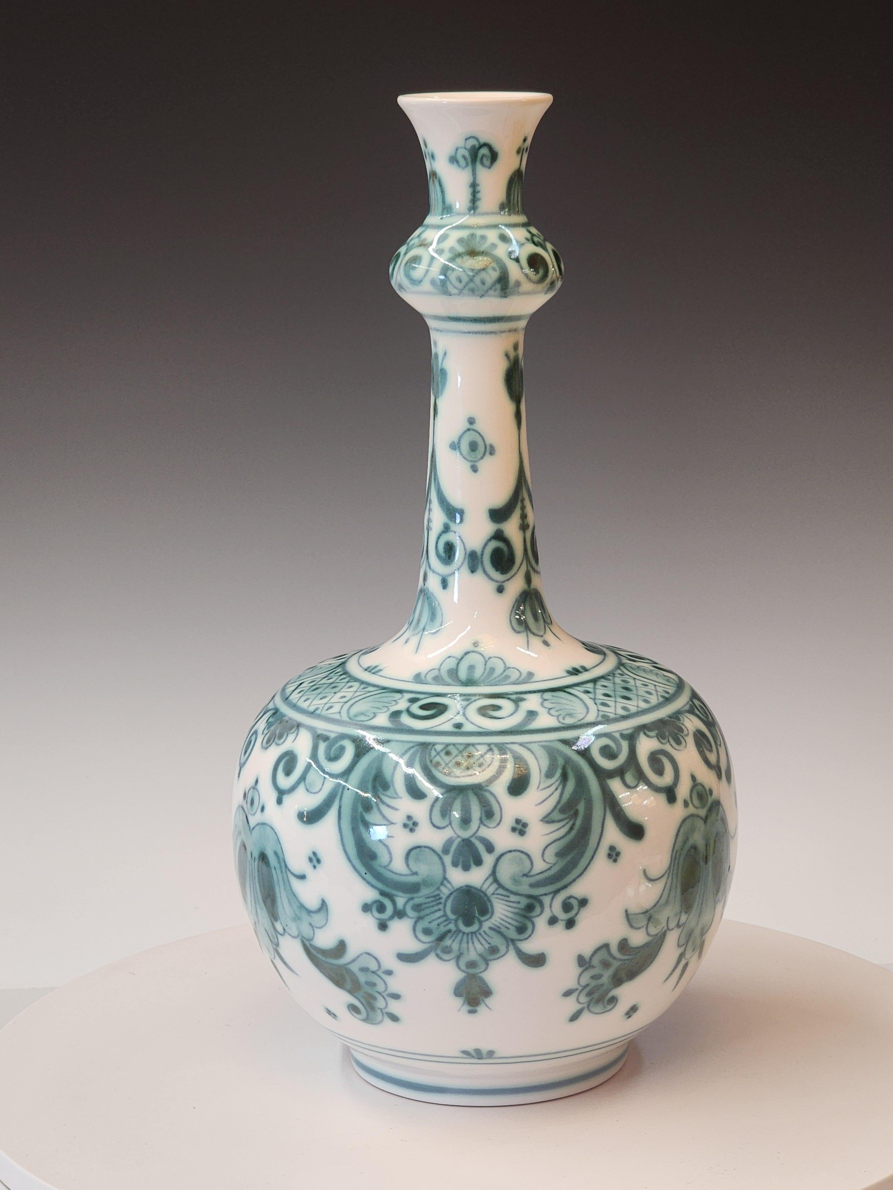 Smaltato Rara bottiglia giapponese dipinta a mano di Royal Delft olandese in bianco e verde - 1968 in vendita