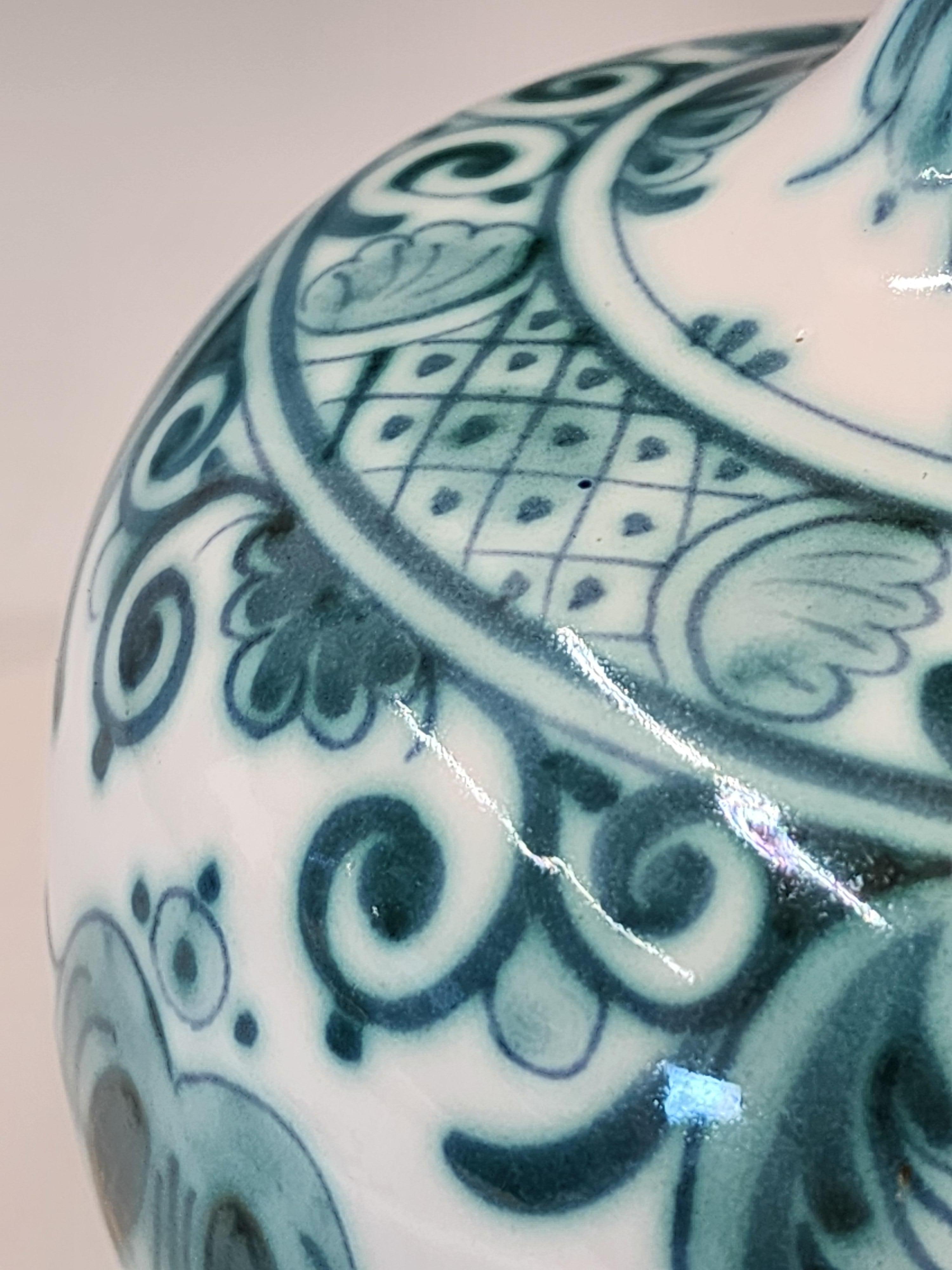Rara bottiglia giapponese dipinta a mano di Royal Delft olandese in bianco e verde - 1968 In condizioni buone in vendita a Kilmarnock, VA
