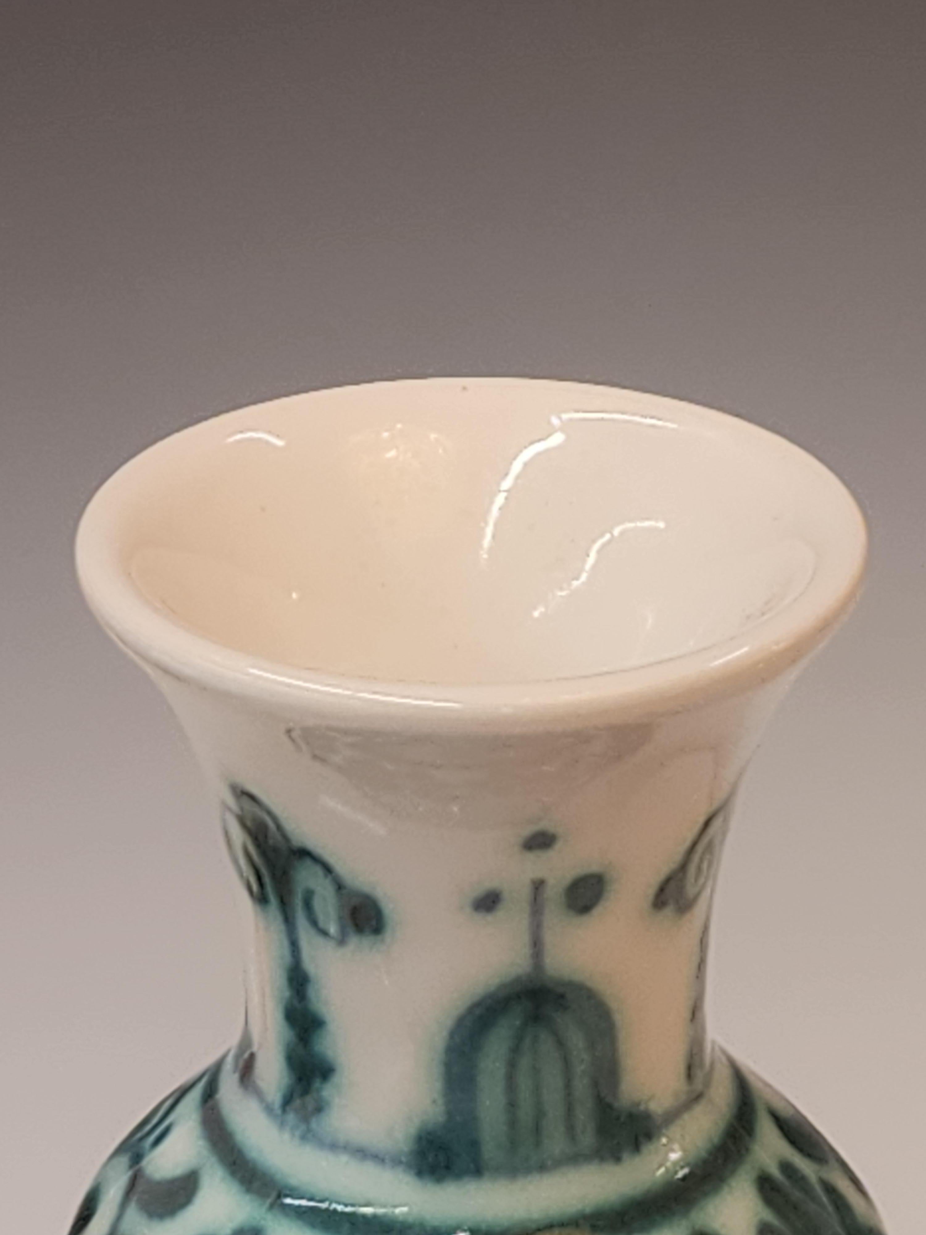 Terracotta Rara bottiglia giapponese dipinta a mano di Royal Delft olandese in bianco e verde - 1968 in vendita