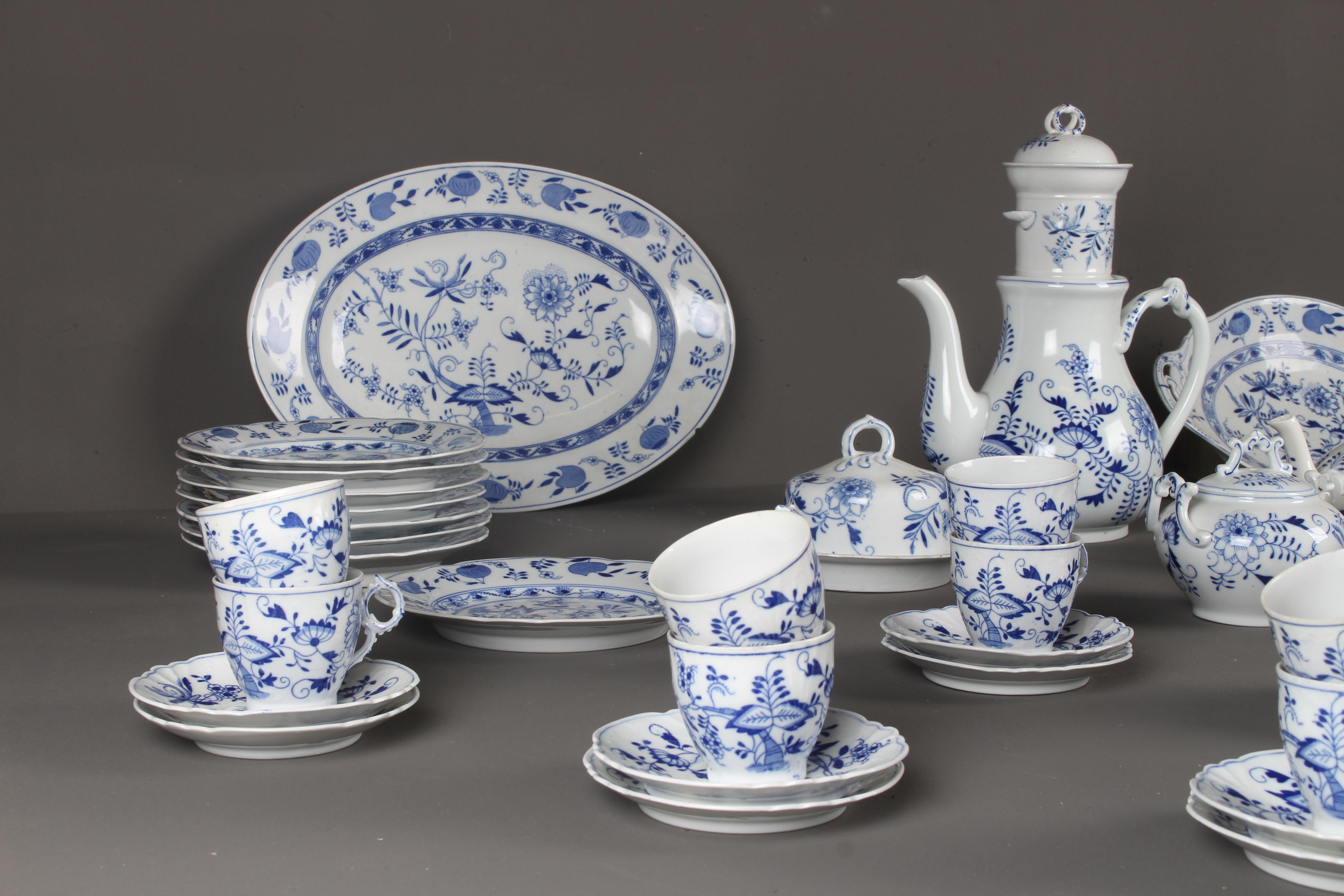 Rare Dutch Louis Regout Large 60-Piece Porcelain Blue Onion Table Service, 1890 For Sale 4