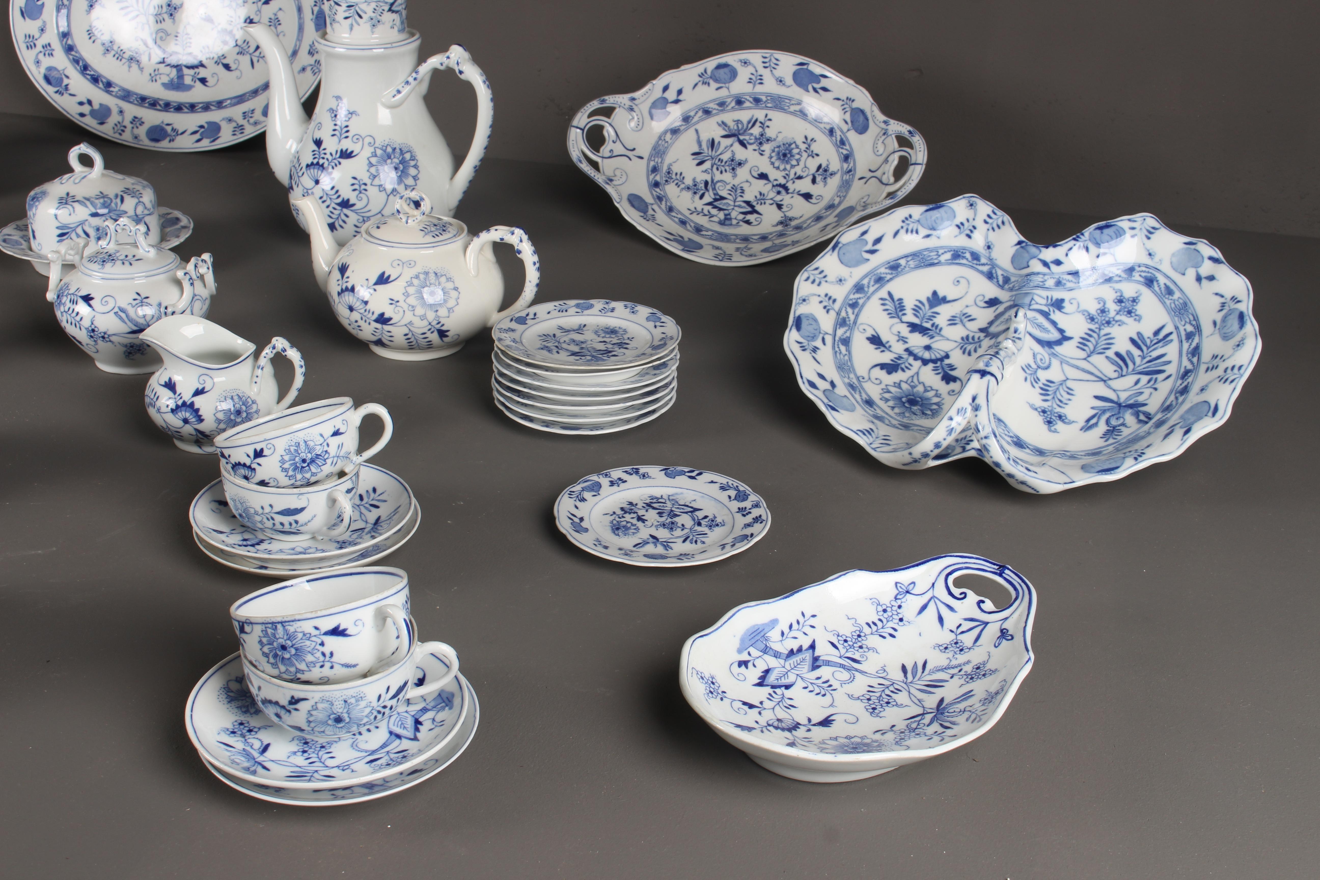 Rare Dutch Louis Regout Large 60-Piece Porcelain Blue Onion Table Service, 1890 For Sale 5