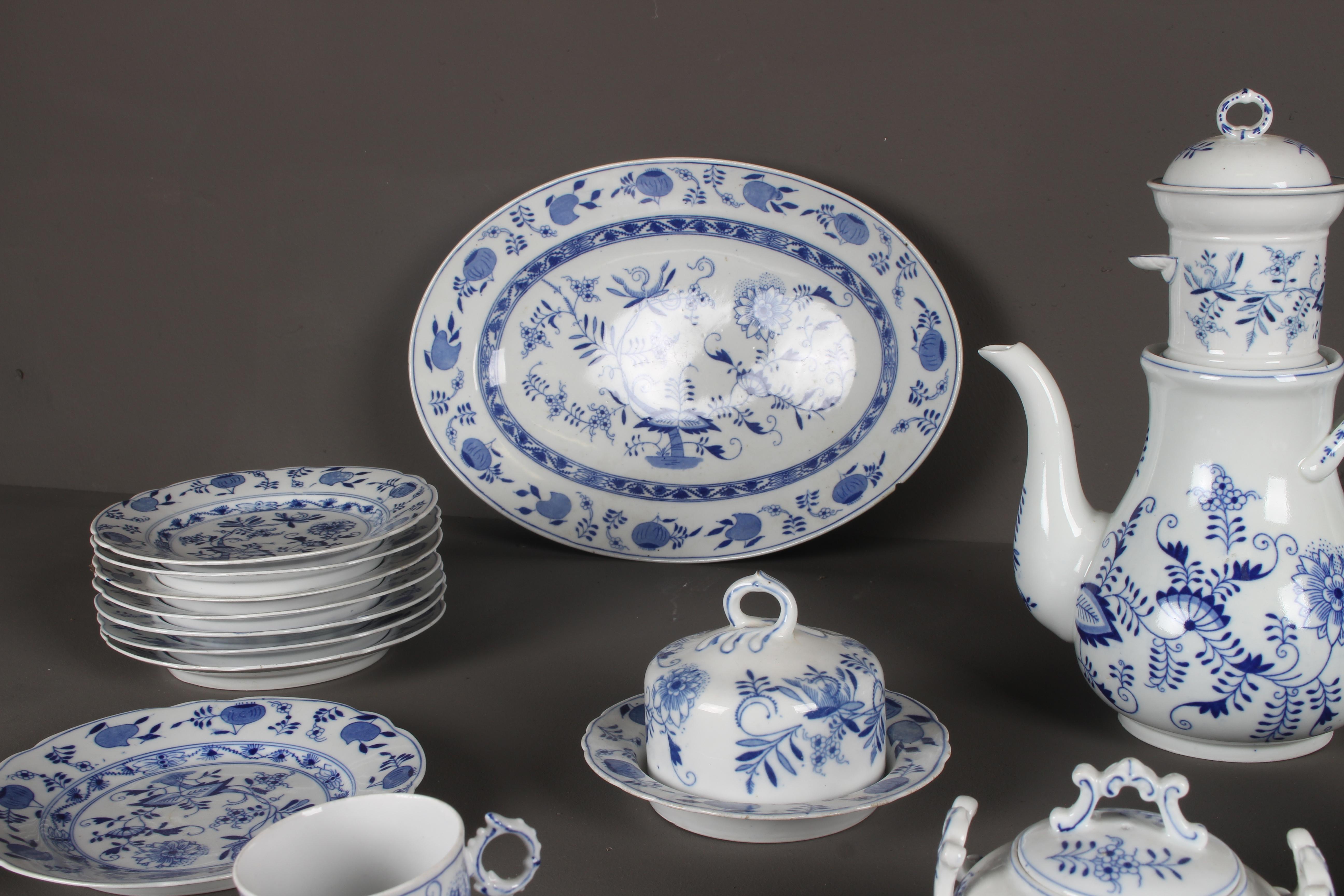 Rare Dutch Louis Regout Large 60-Piece Porcelain Blue Onion Table Service, 1890 For Sale 6