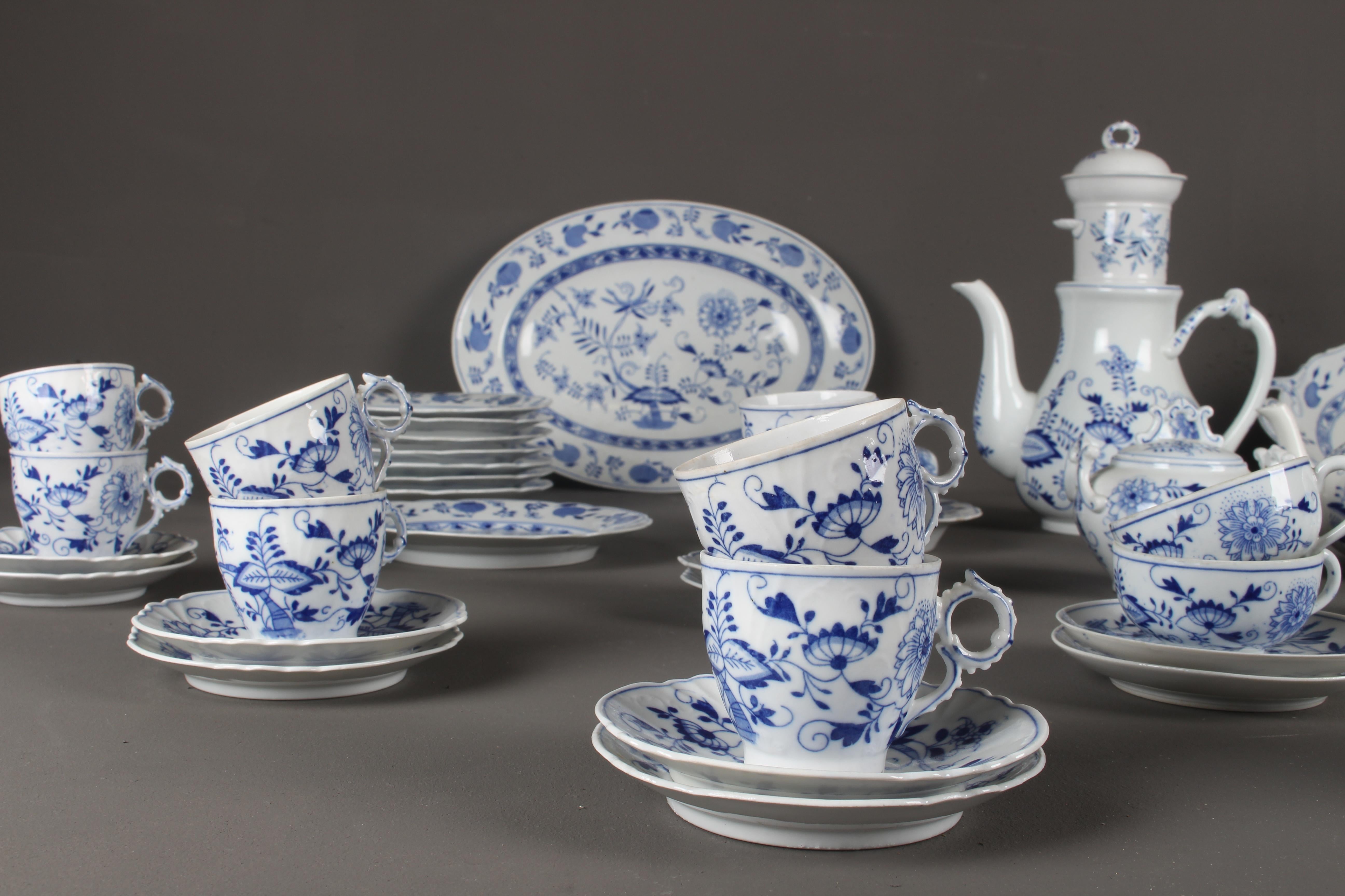 Late 19th Century Rare Dutch Louis Regout Large 60-Piece Porcelain Blue Onion Table Service, 1890 For Sale