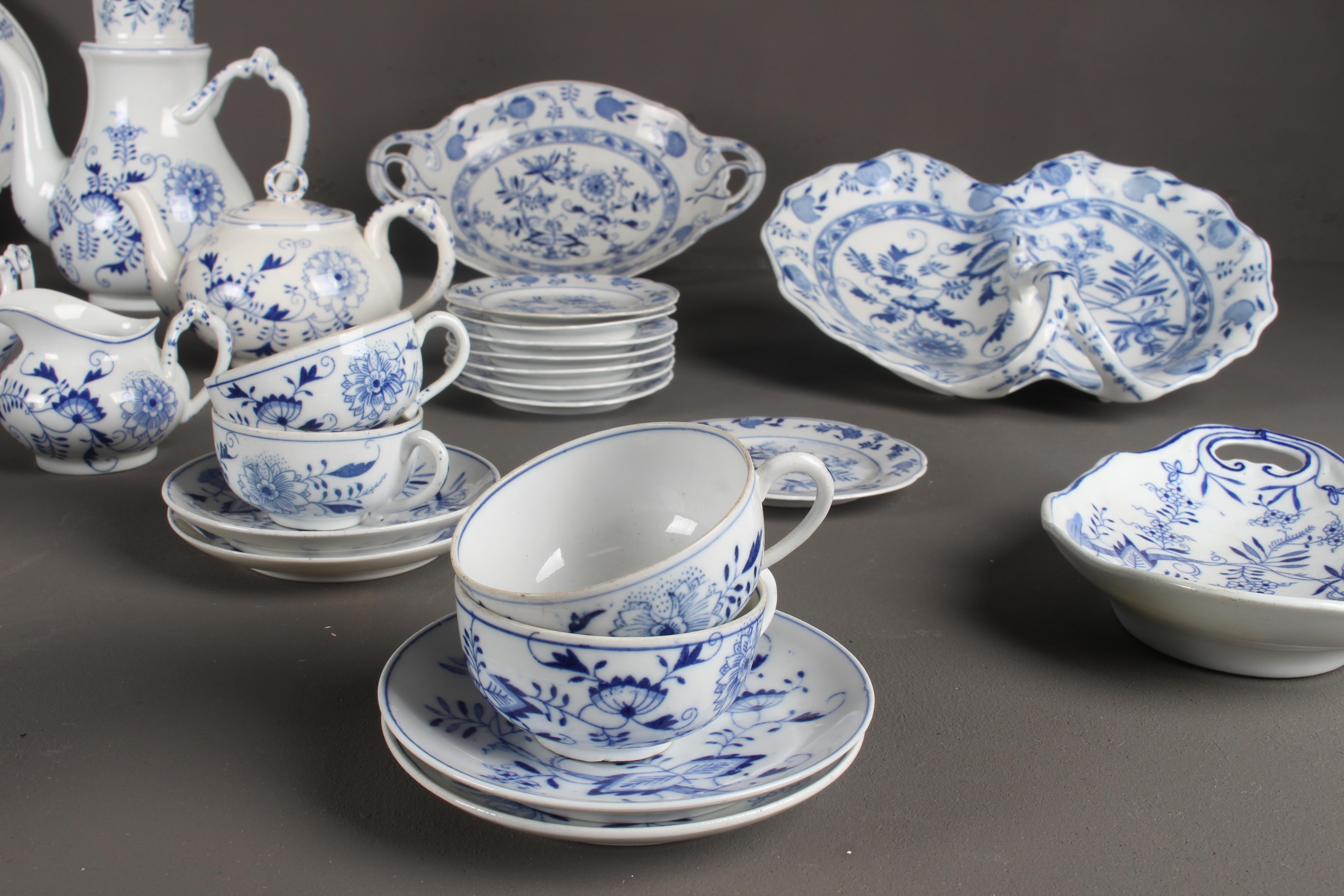 Rare Dutch Louis Regout Large 60-Piece Porcelain Blue Onion Table Service, 1890 For Sale 1