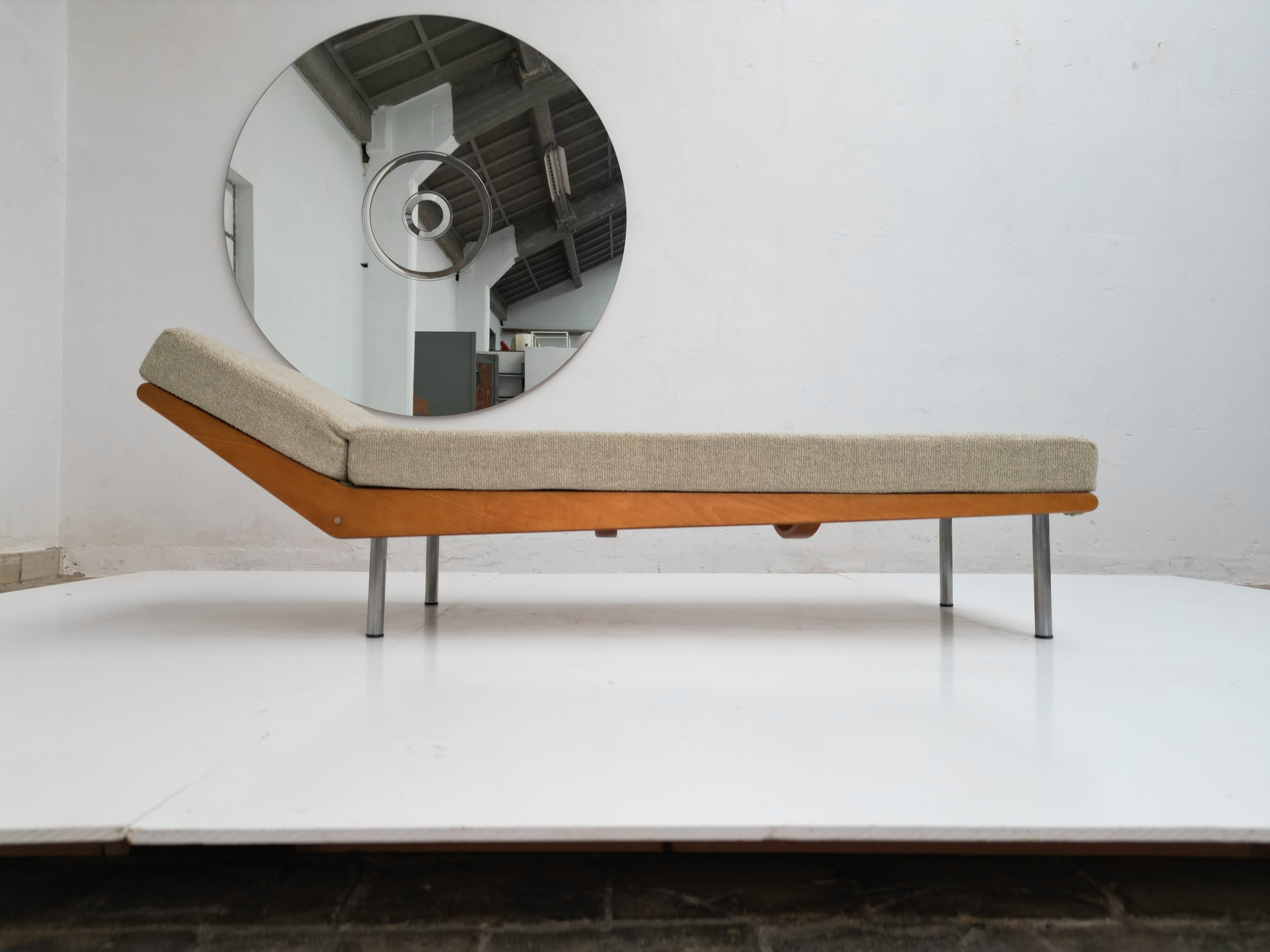 Very rare MB04 daybed by Dutch modernist designer Cees Braakman for UMS Pastoe 1955

This MB04 daybed is featured in the 1957 Pastoe sales catalogue 

Birch finished plywood frame with steel legs

This daybed has been completely reupholstered