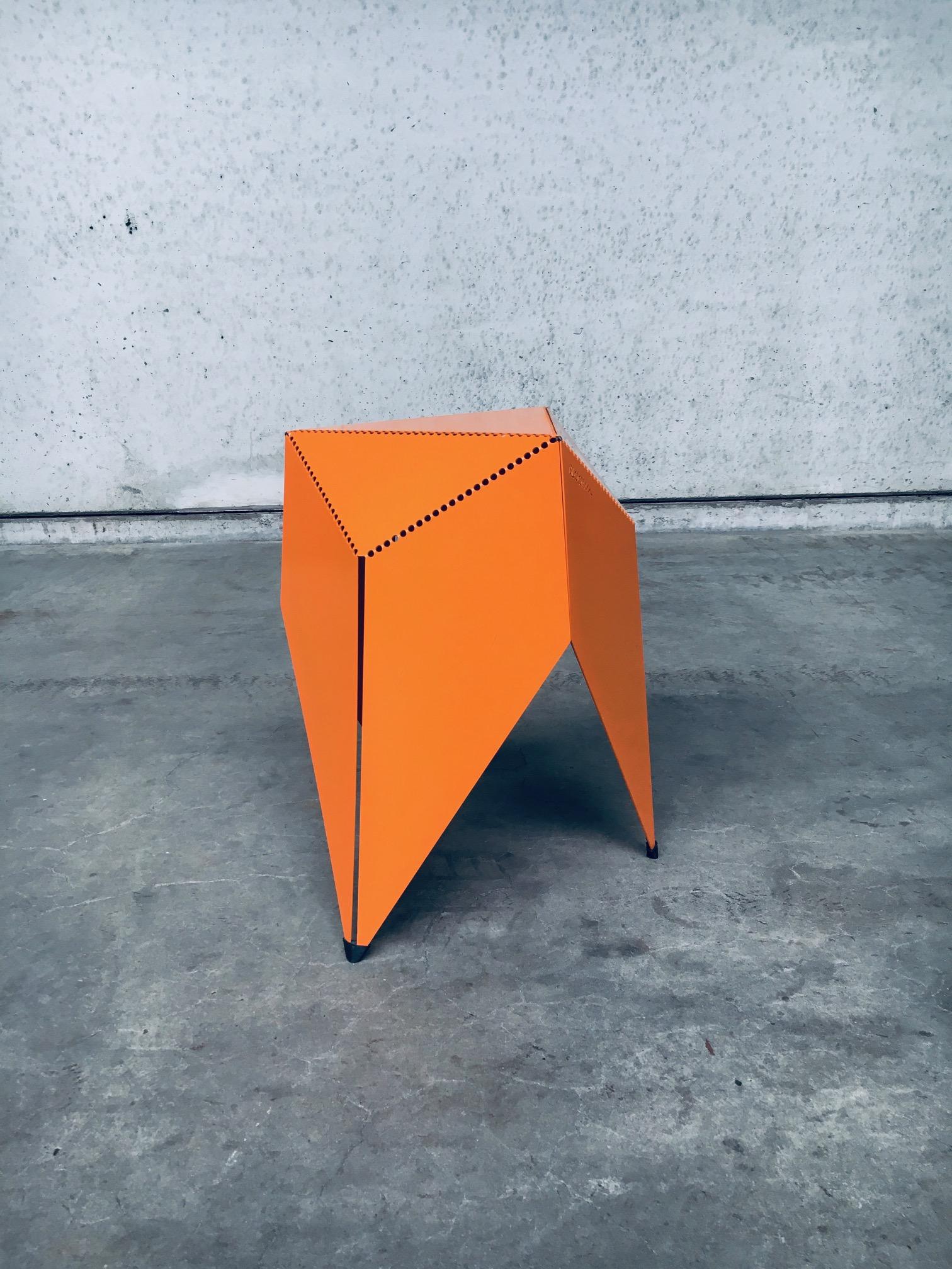 Moderne Rare projet de design d'école néerlandais « BLOOMM » Origami table d'appoint en vente