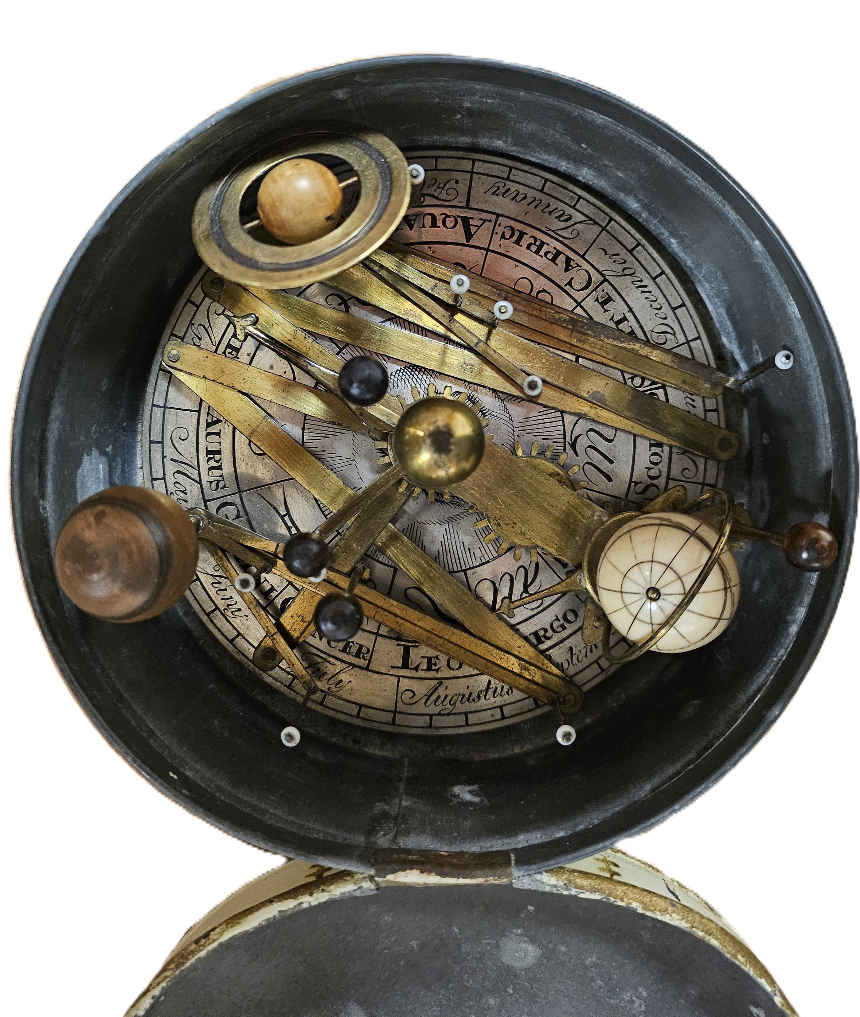 Raro planetario da viaggio olandese in una scatola di latta. 

Anonimo, inizio del XIX secolo.

Un planetario è un modello o un'installazione che mostra i movimenti dei pianeti intorno al sole secondo le loro orbite e velocità reali. 
La scatola