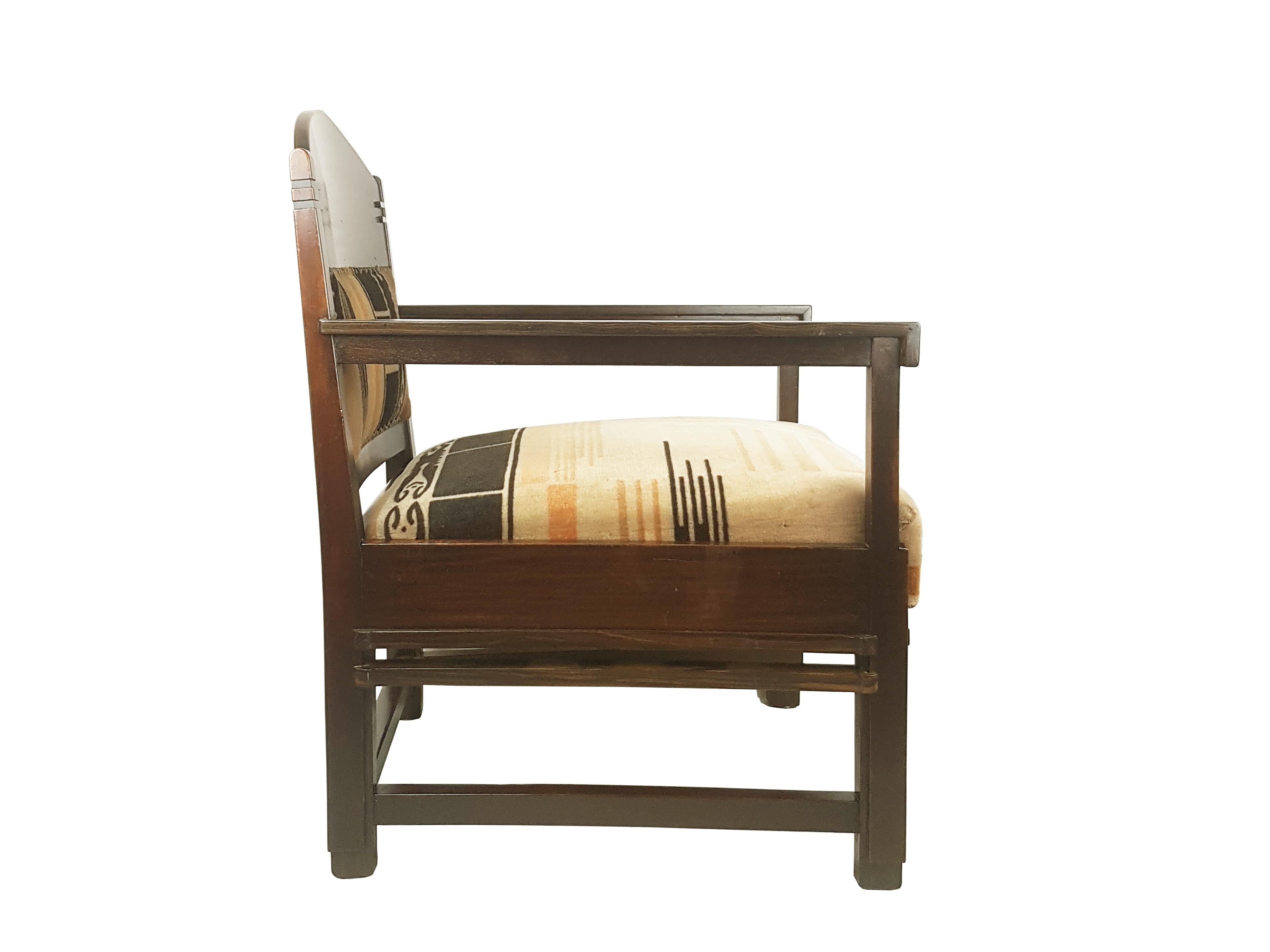 Rare fauteuil art déco fabriqué en Hollande probablement vers les années 1920 et attribué à l'architecte C. Bartels, de l'école d'Amsterdam. Structure en bois avec assise et dossier rembourrés. Le velours est authentique et présente un beau décor