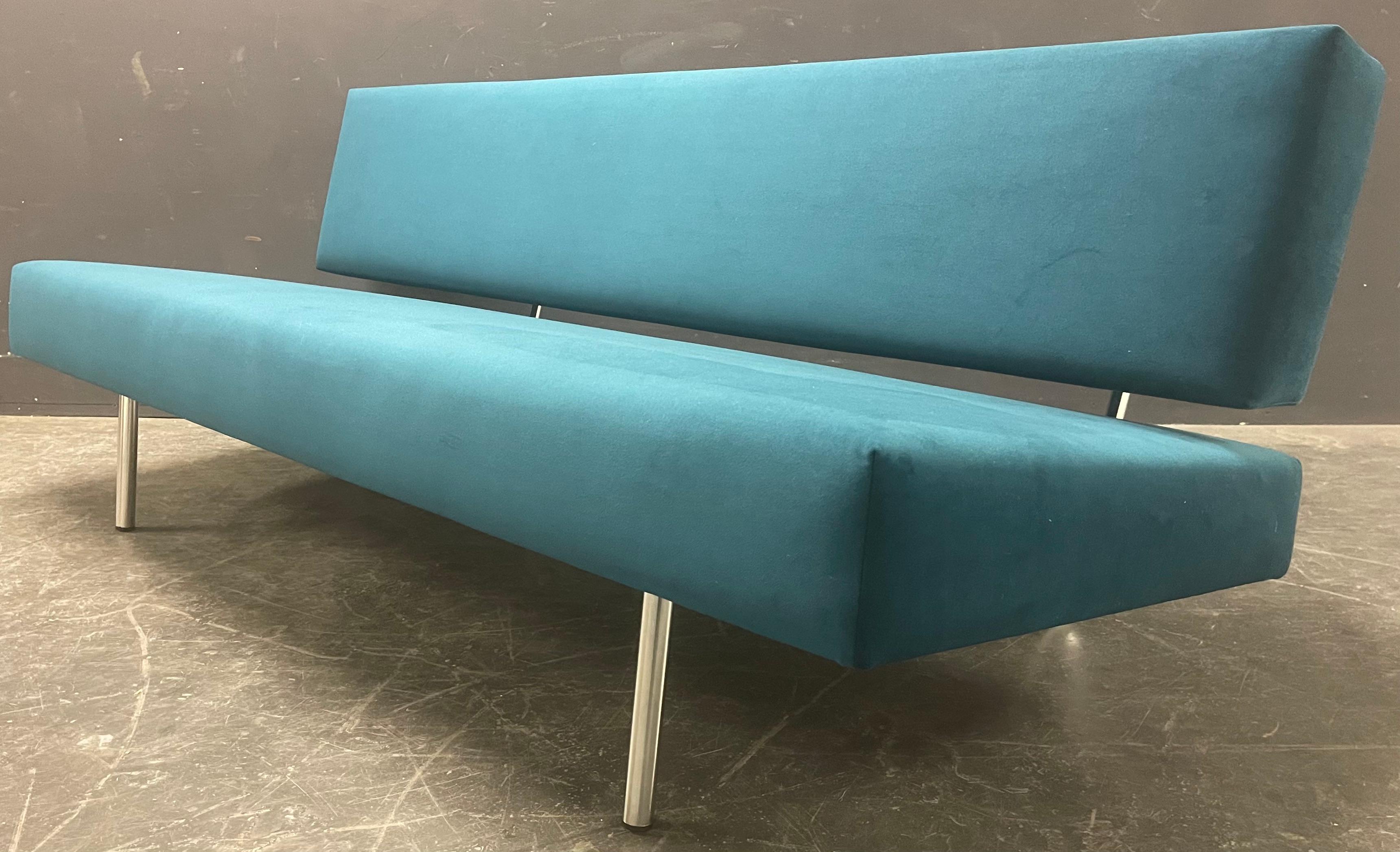 schönes und elegantes Sofa  / daybed by ernst ambühler. sehr clevere und einfach zu handhabende konstruktion.