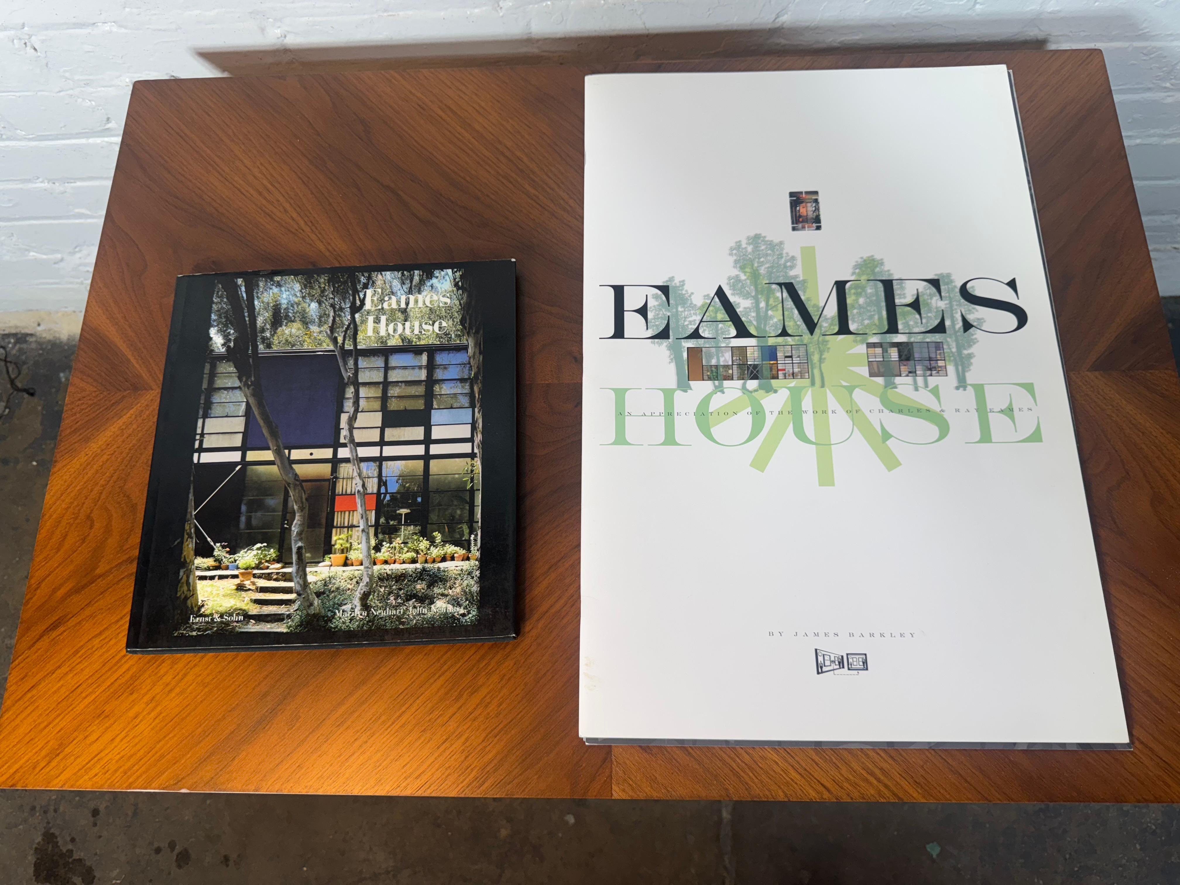 Fans de Charles et Ray Eames,  Voici une occasion rare d'acquérir le livre grand format de 16 pages à couverture souple de James Barkley.
Le livre comprend une introduction illustrée et les 3(three) feuilles perforées qui permettent de créer un